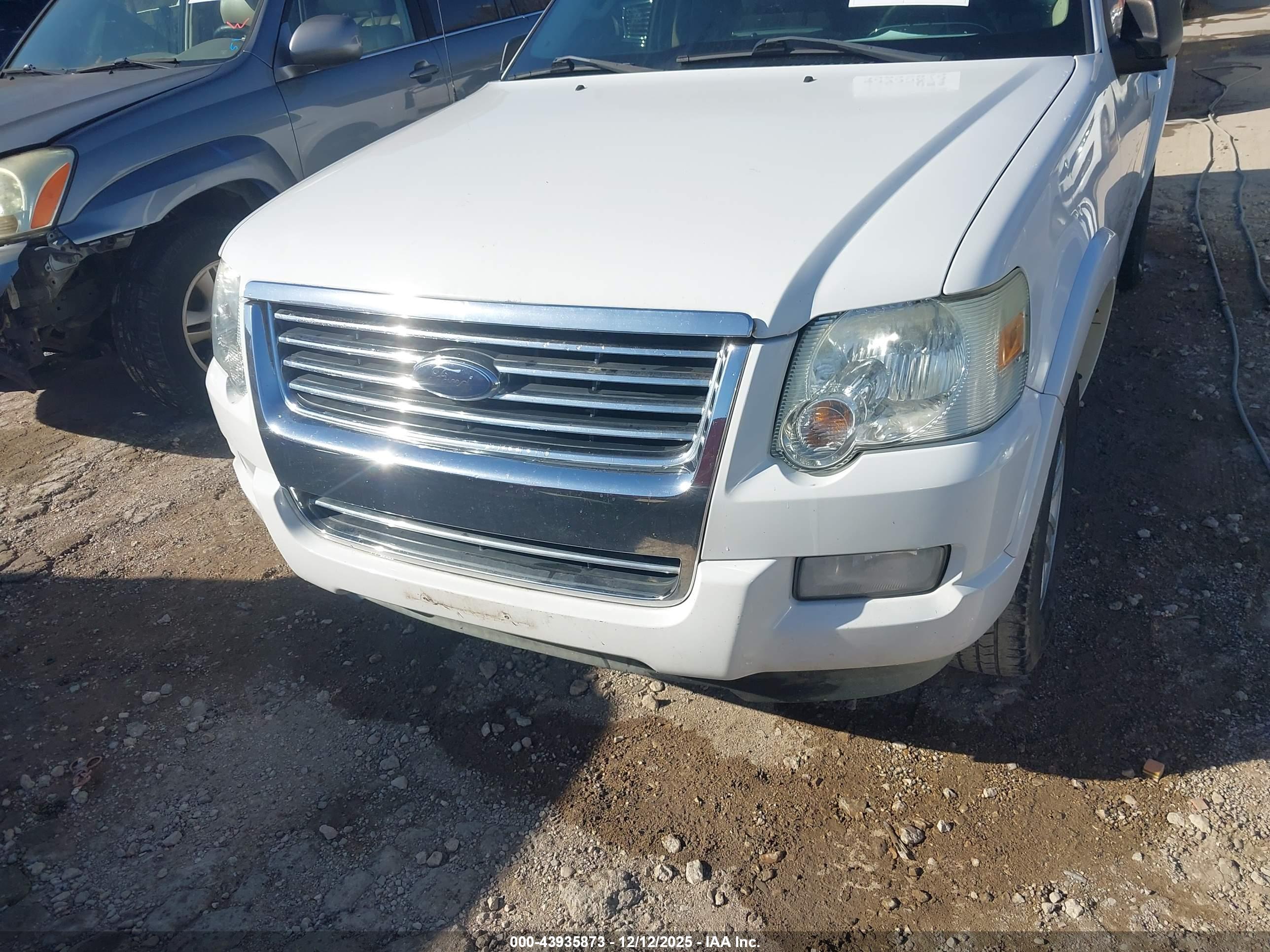 FORD EXPLORER image 6