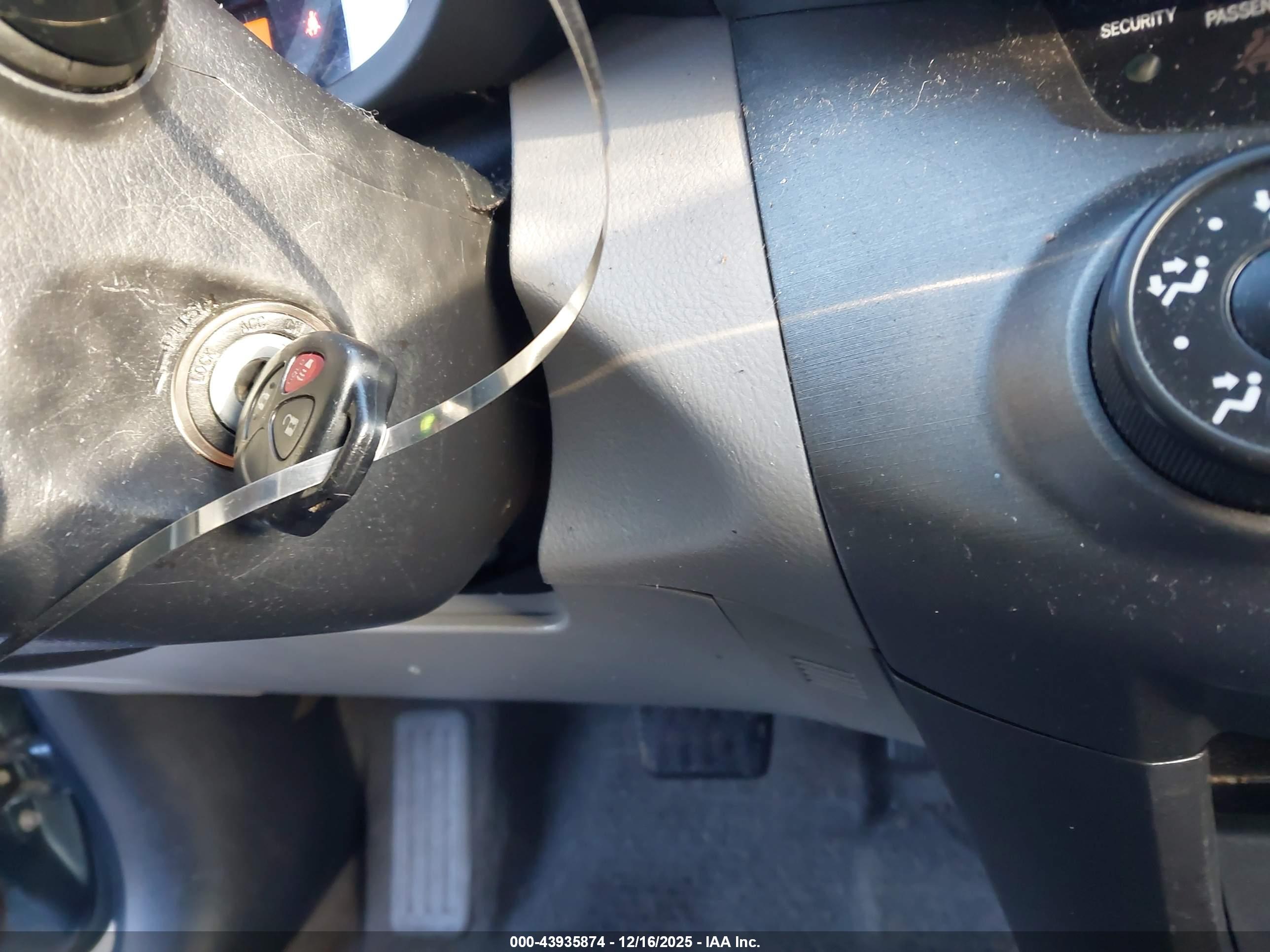 TOYOTA RAV4 image 11