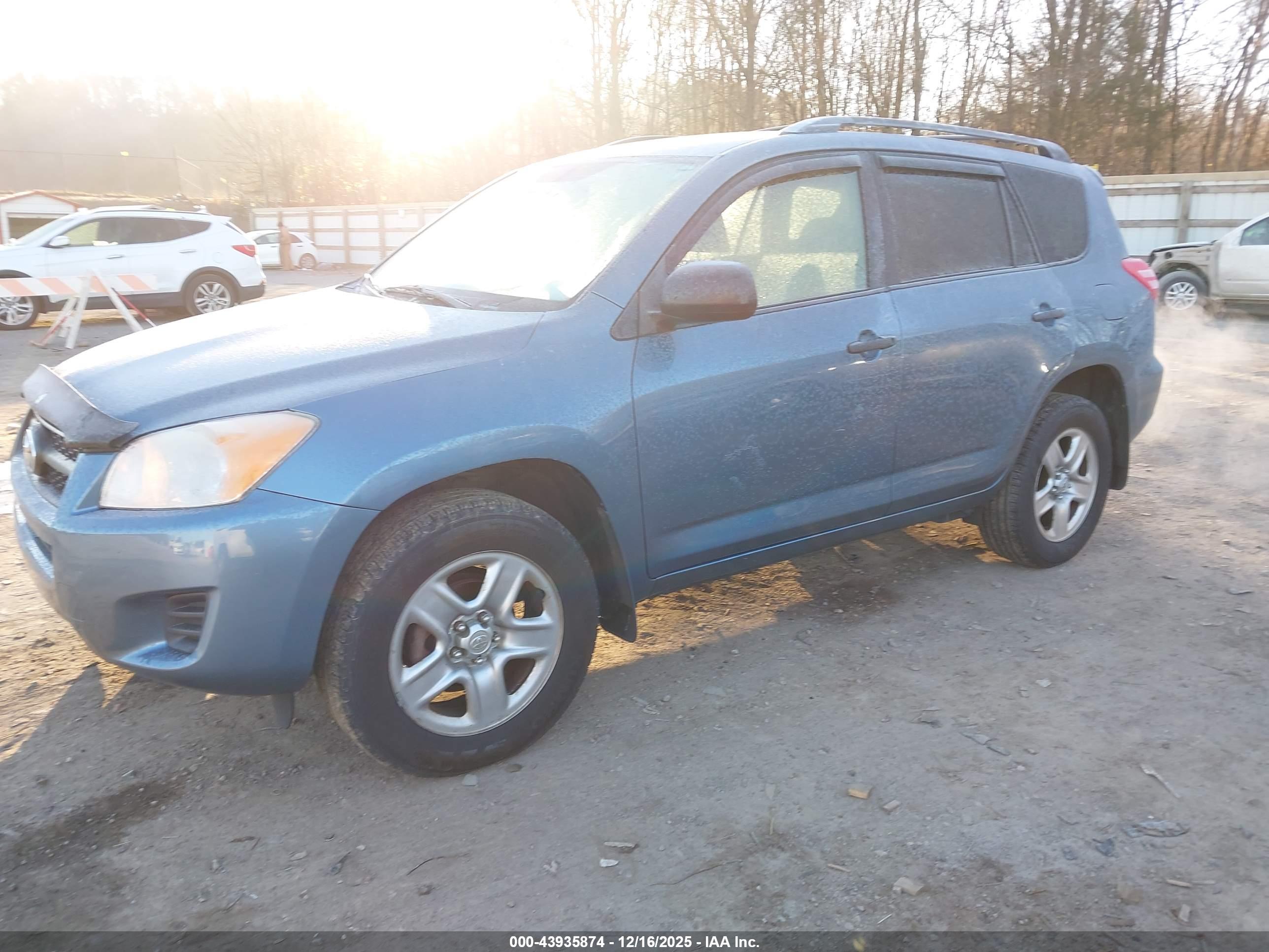 TOYOTA RAV4 image 2