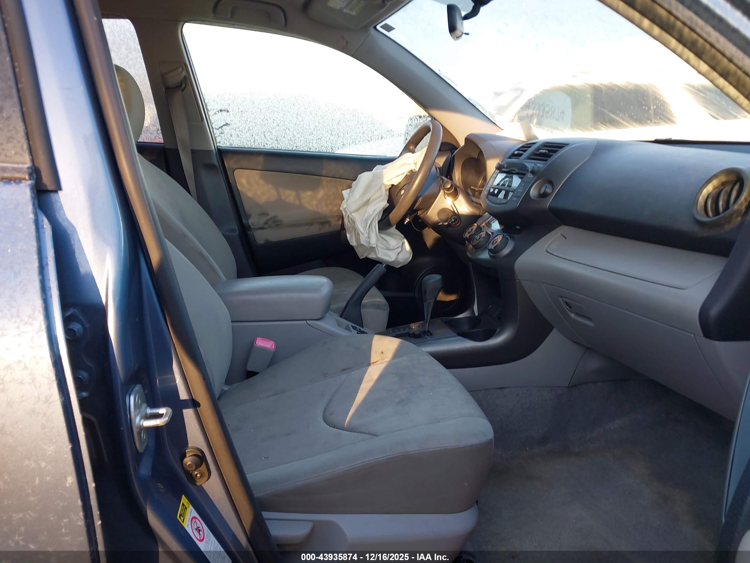 TOYOTA RAV4 image 5