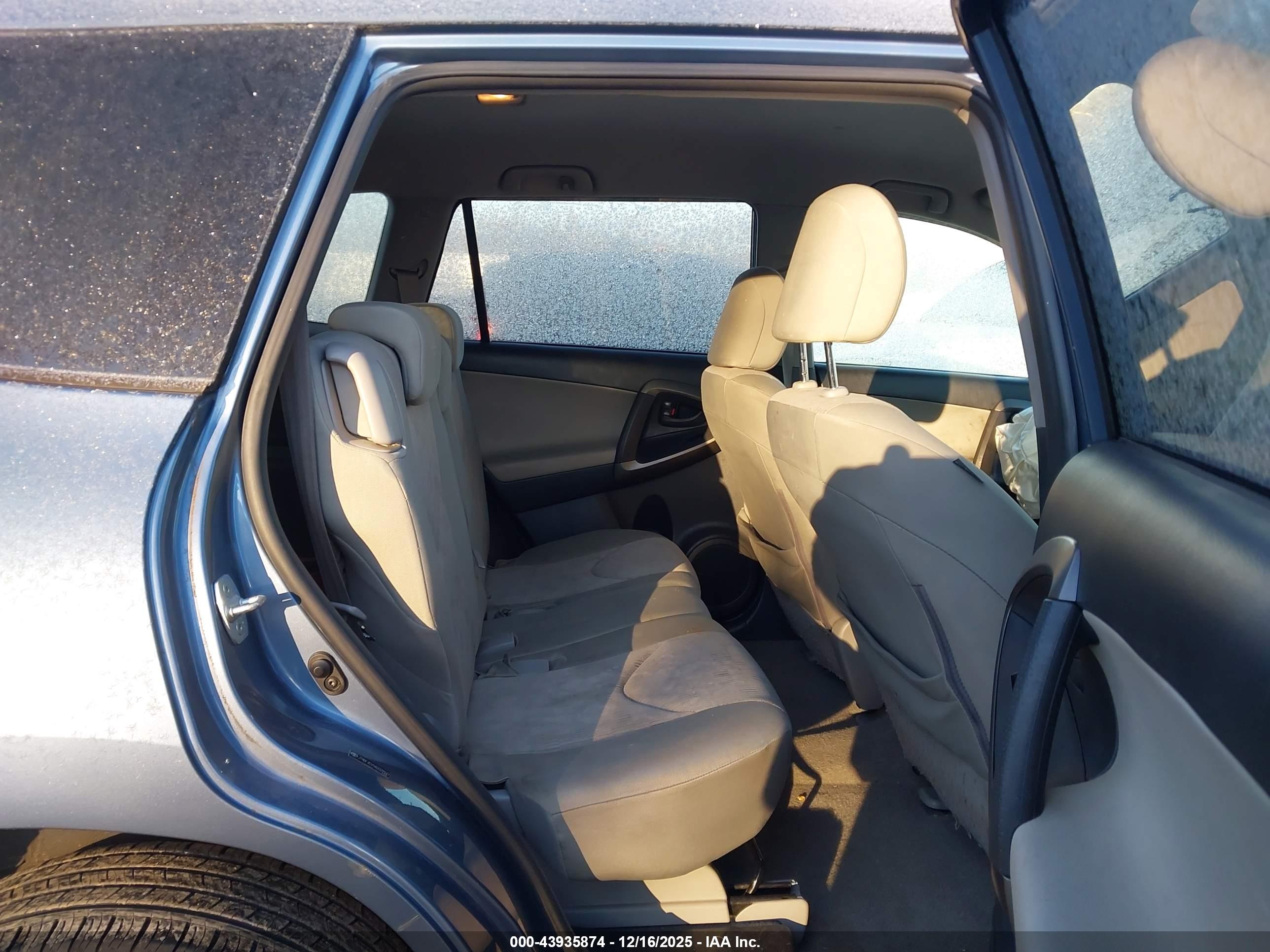 TOYOTA RAV4 image 8