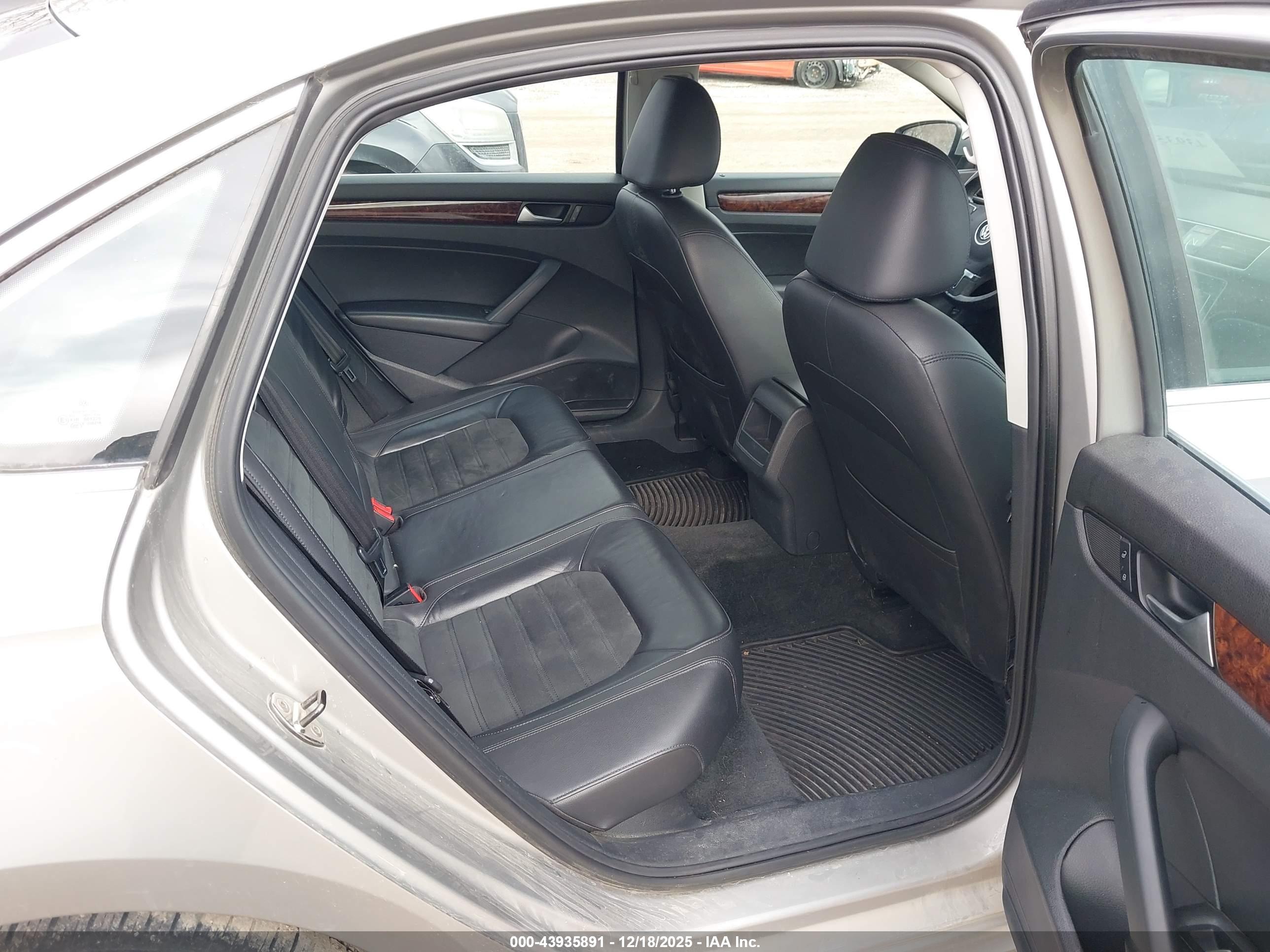 VOLKSWAGEN PASSAT image 8