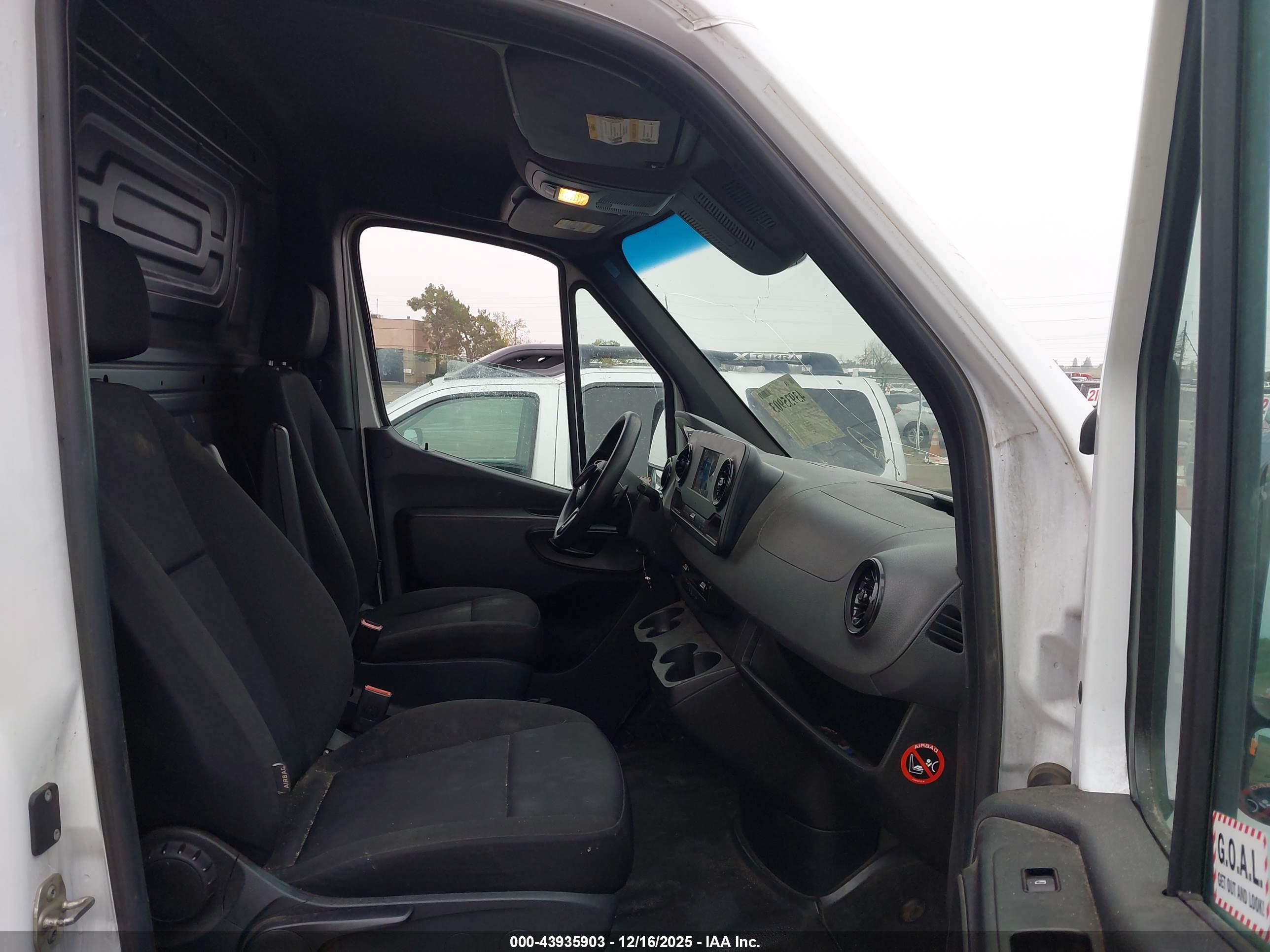 MERCEDES-BENZ SPRINTER image 5