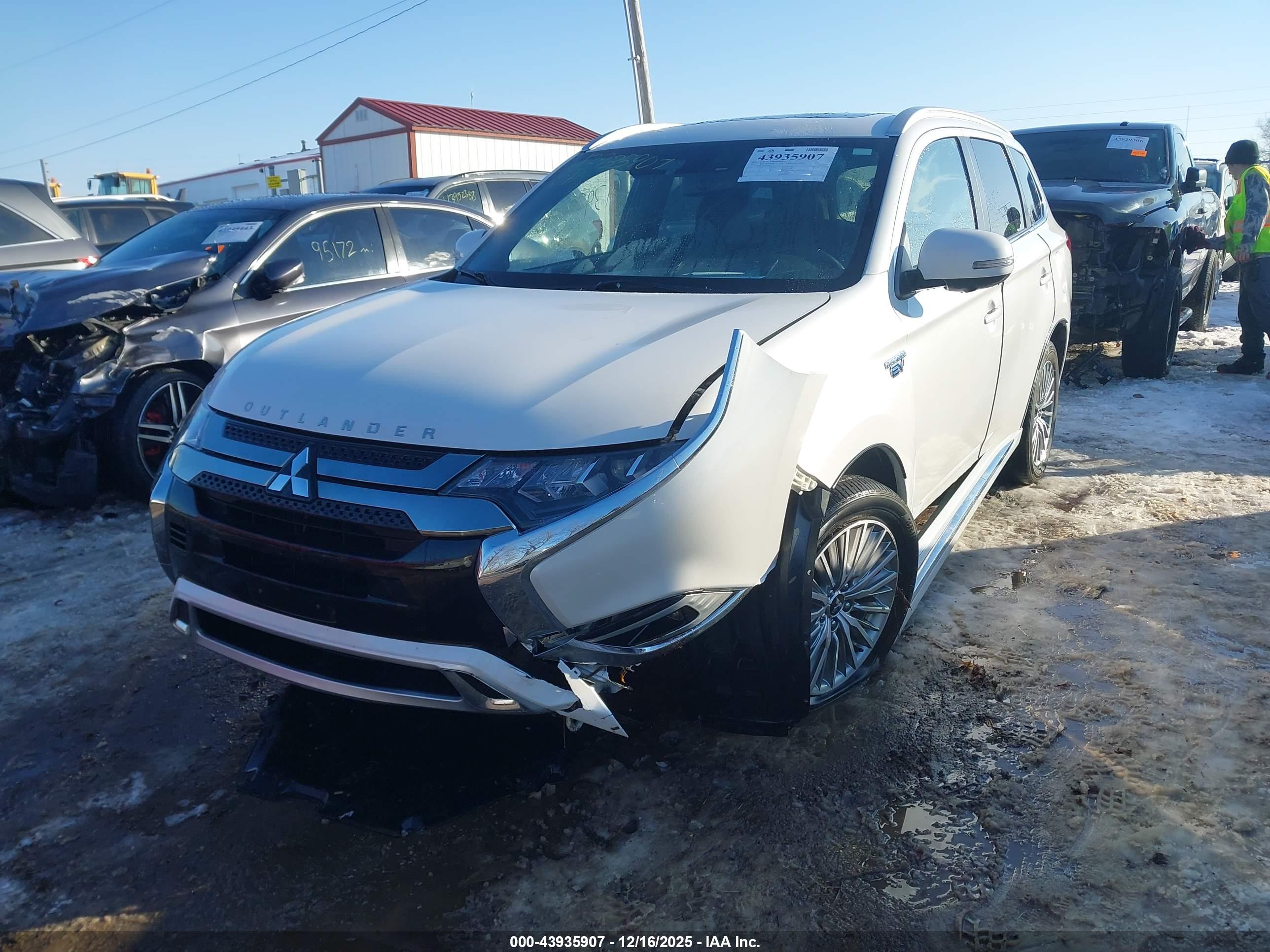 MITSUBISHI OUTLANDER image 2