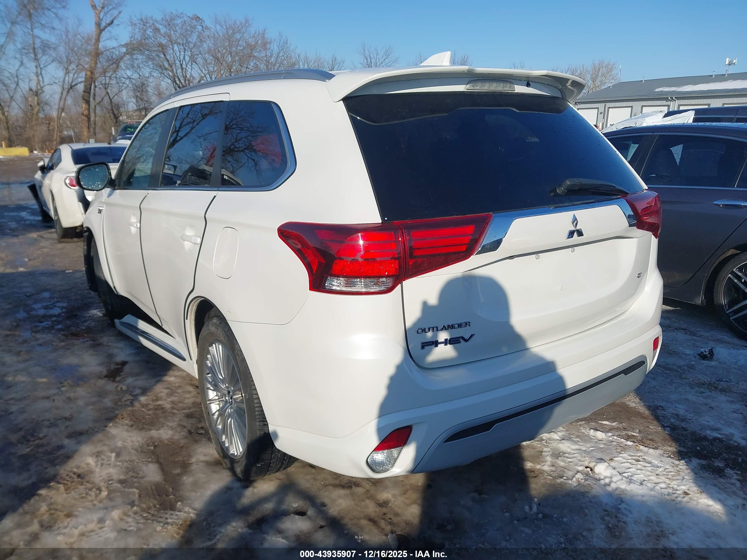 MITSUBISHI OUTLANDER image 3