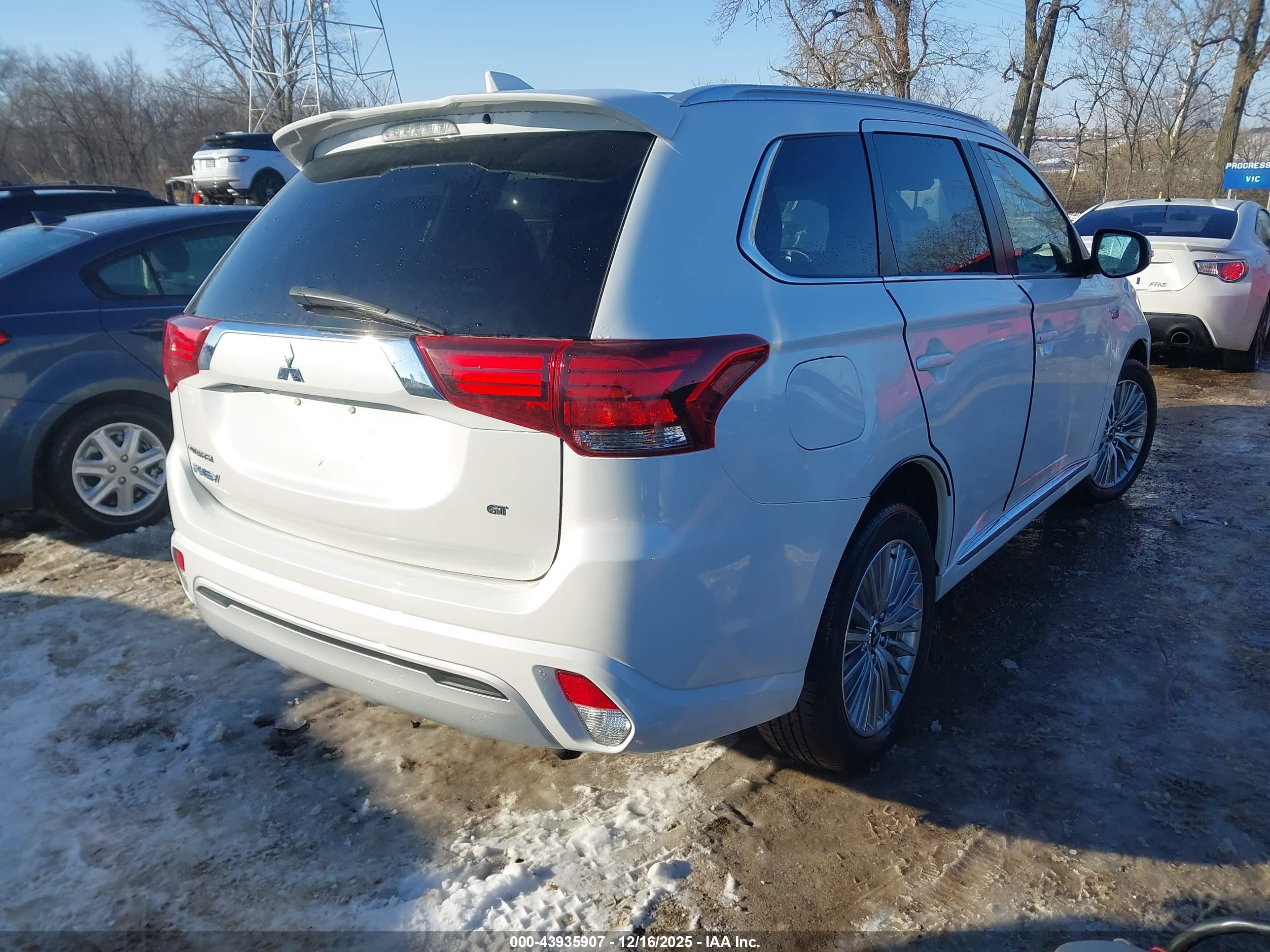 MITSUBISHI OUTLANDER image 4