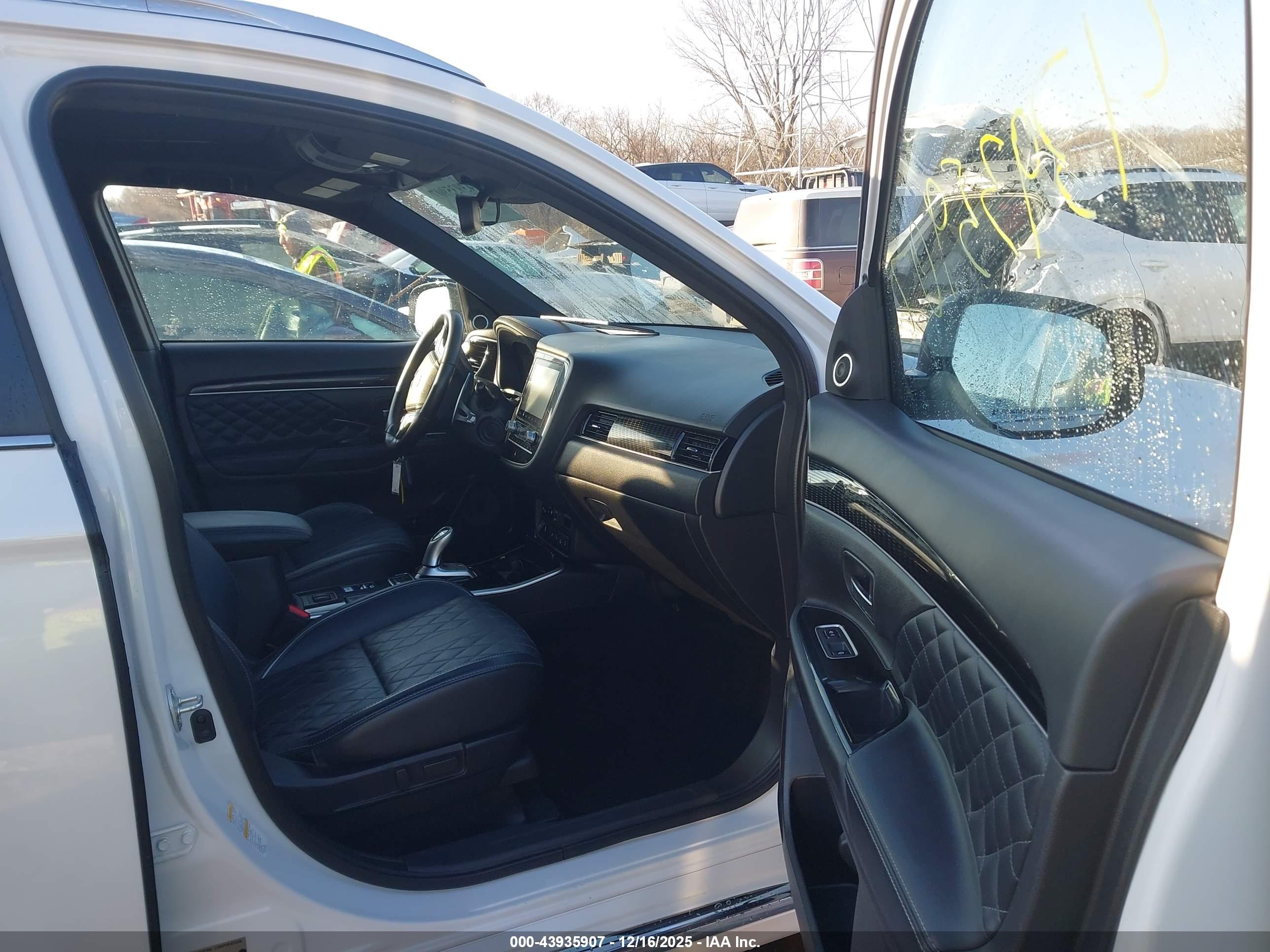 MITSUBISHI OUTLANDER image 5