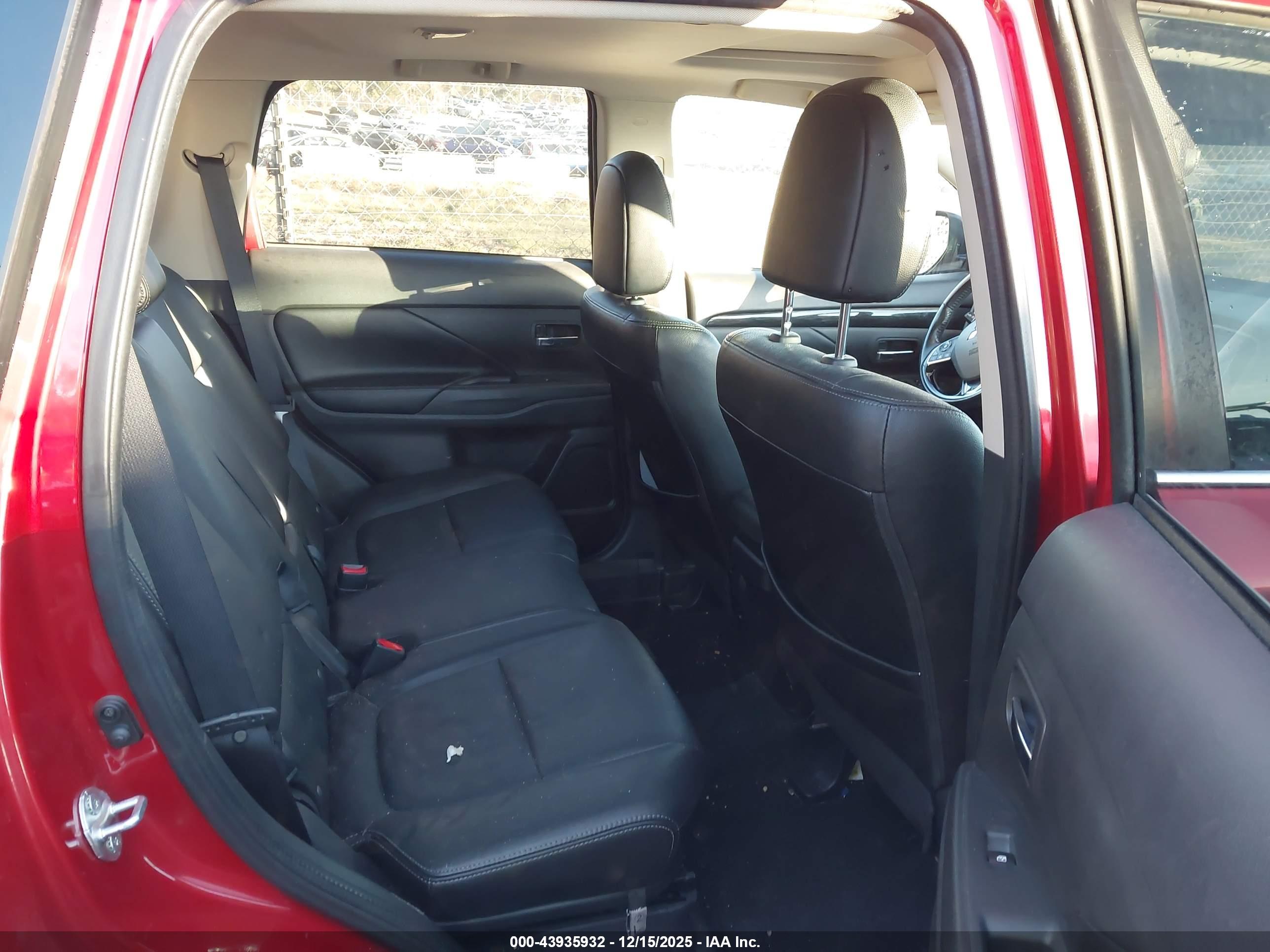 MITSUBISHI OUTLANDER image 8