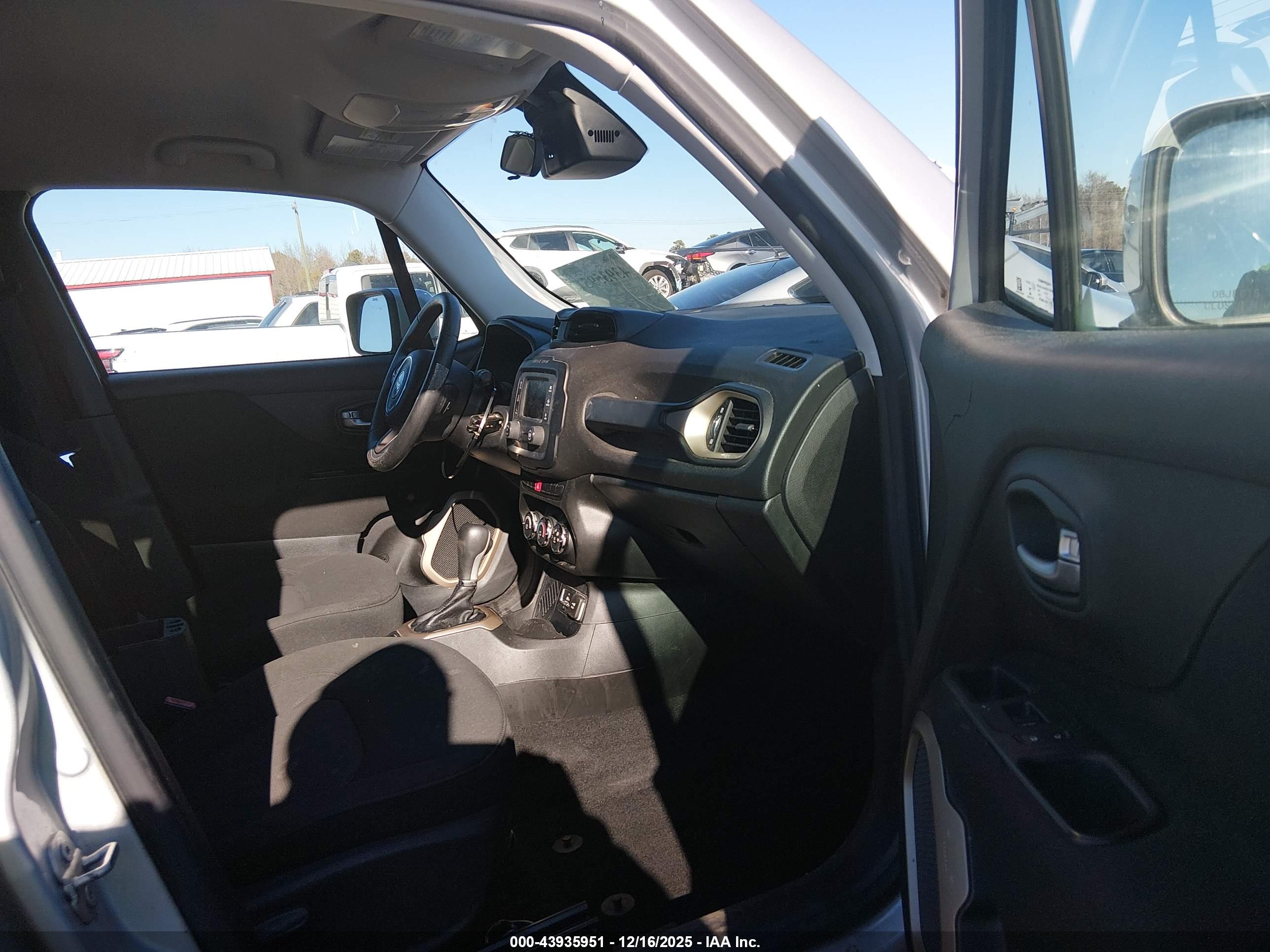 JEEP RENEGADE image 5