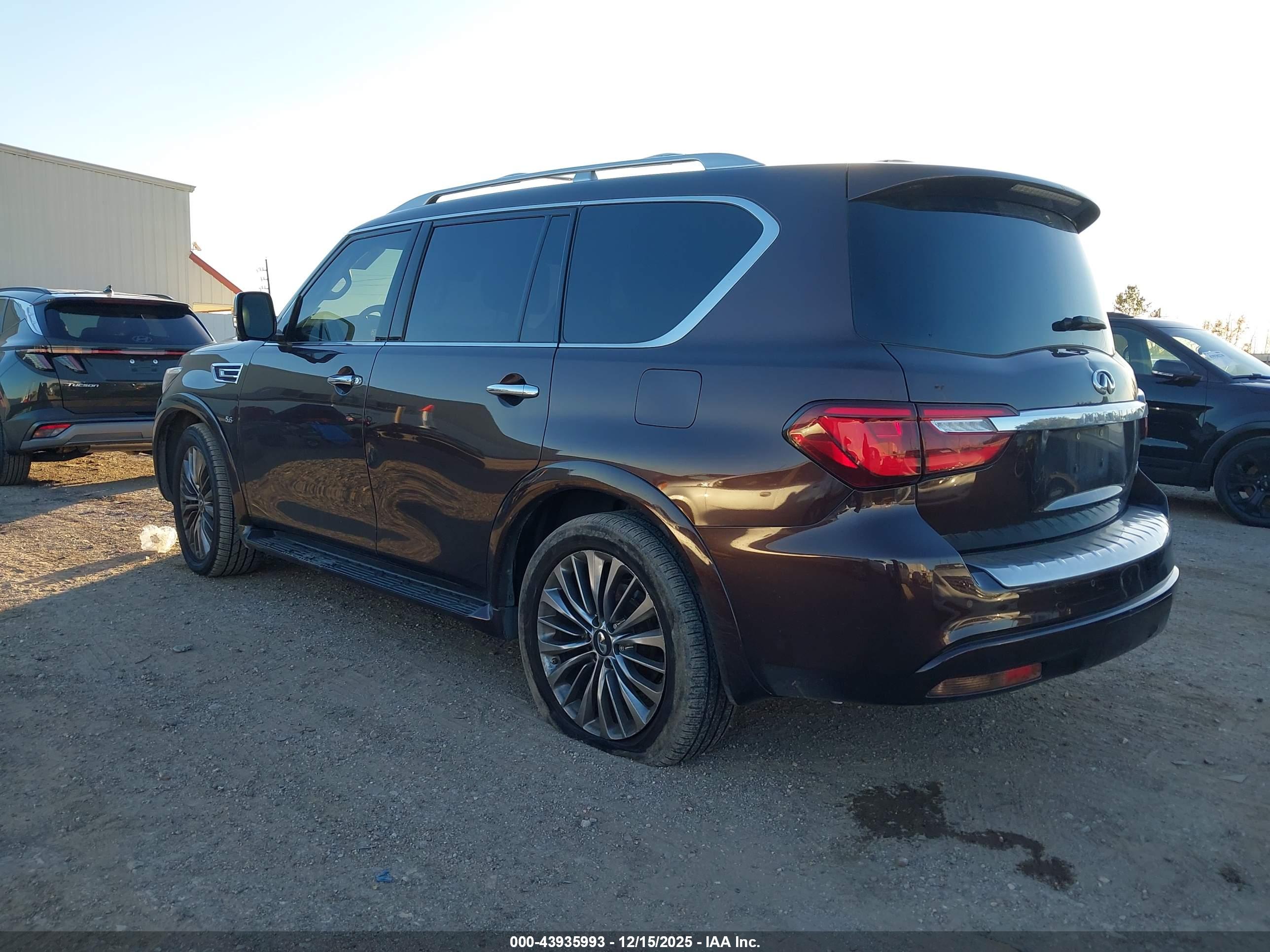 INFINITI QX80 image 3