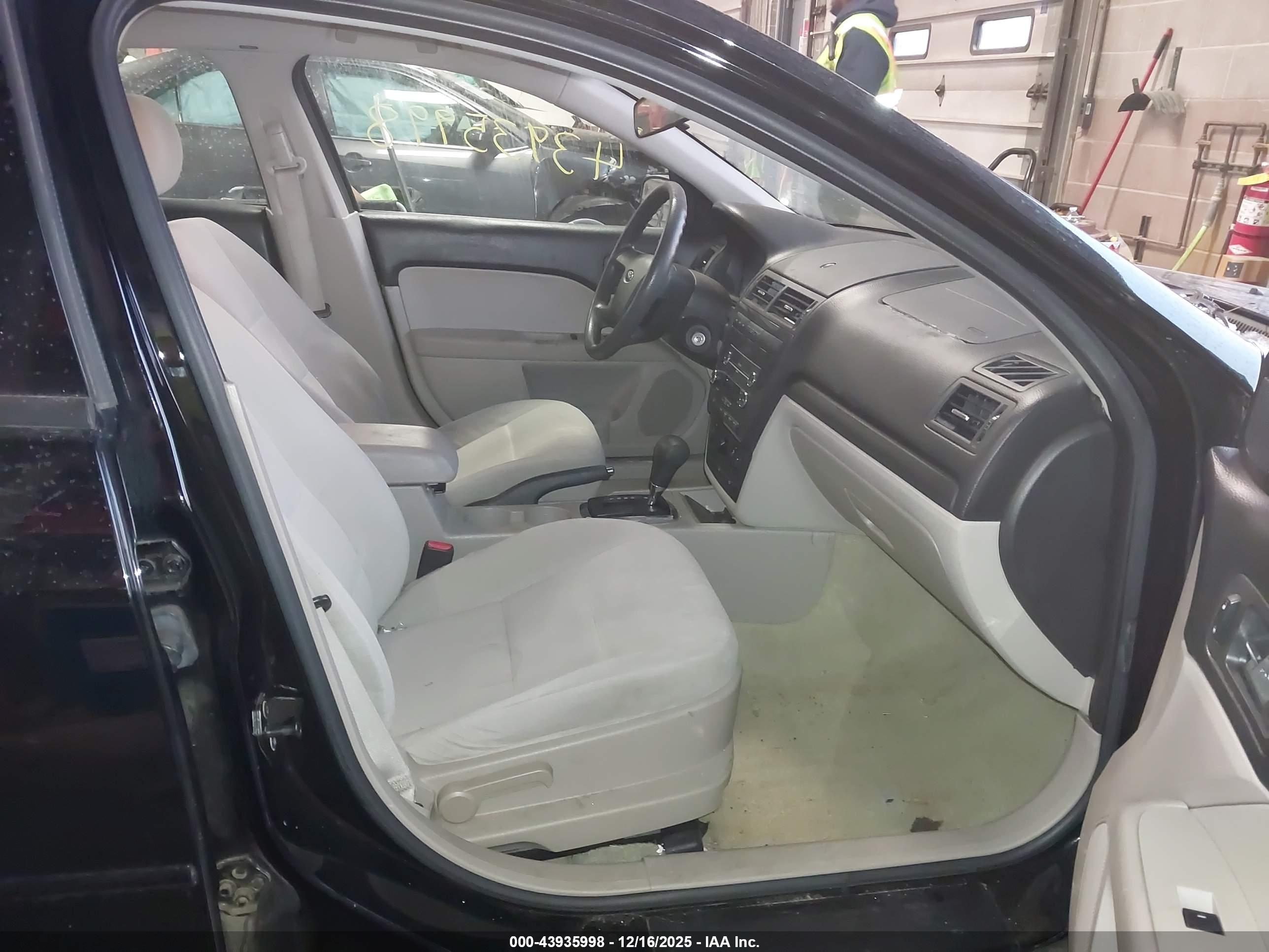 FORD FUSION image 5