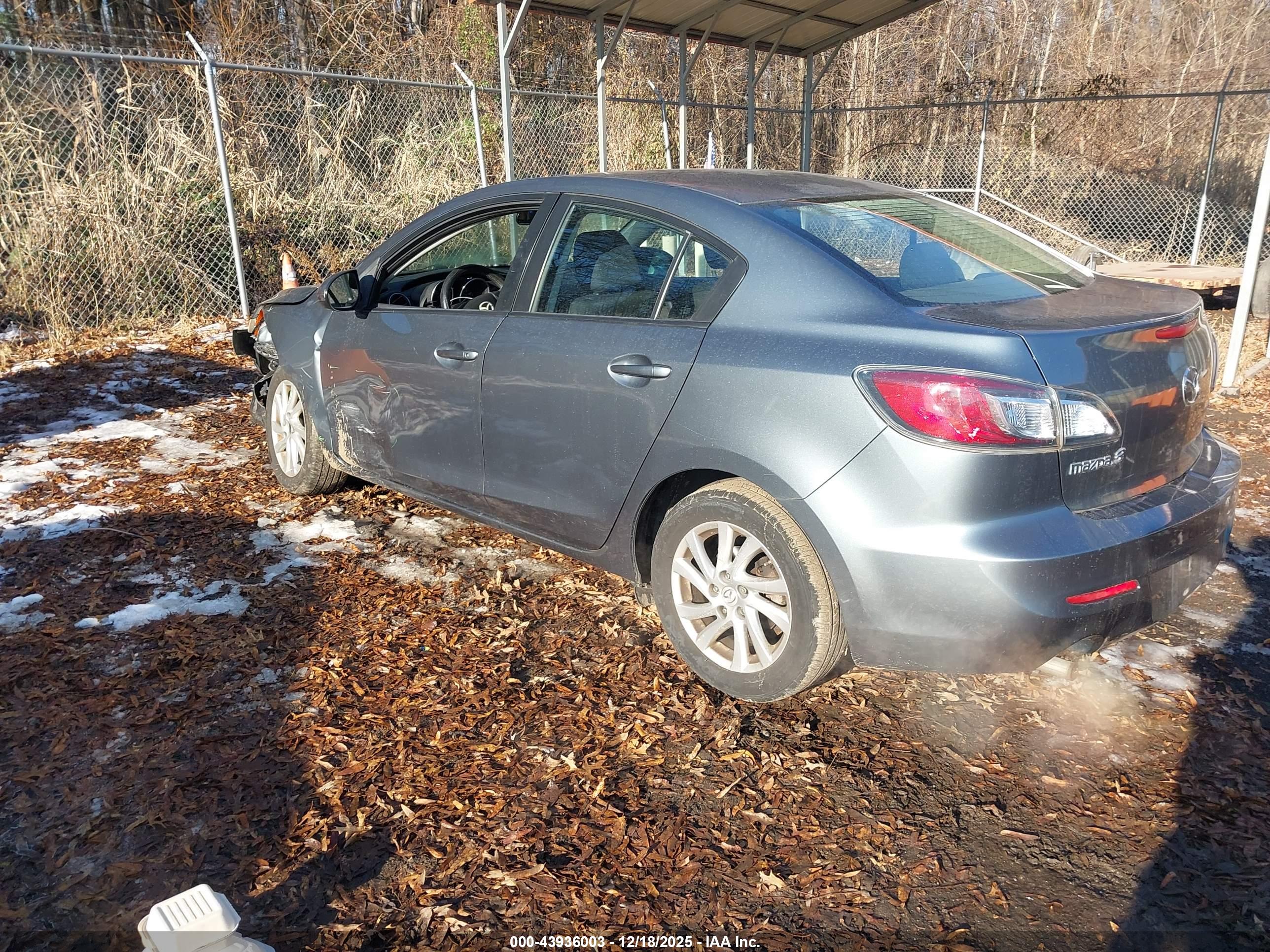 MAZDA MAZDA3 image 3