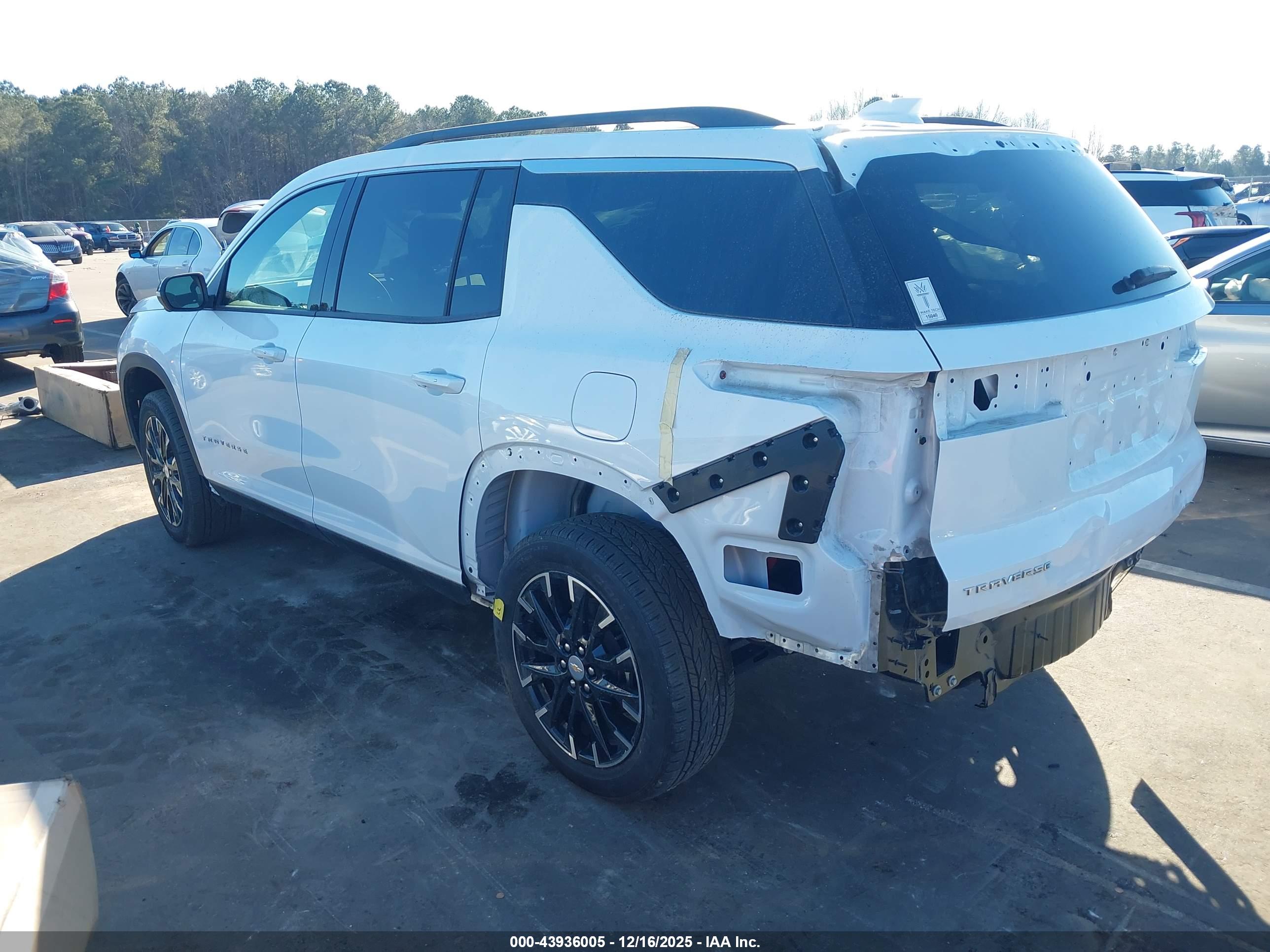CHEVROLET TRAVERSE image 3