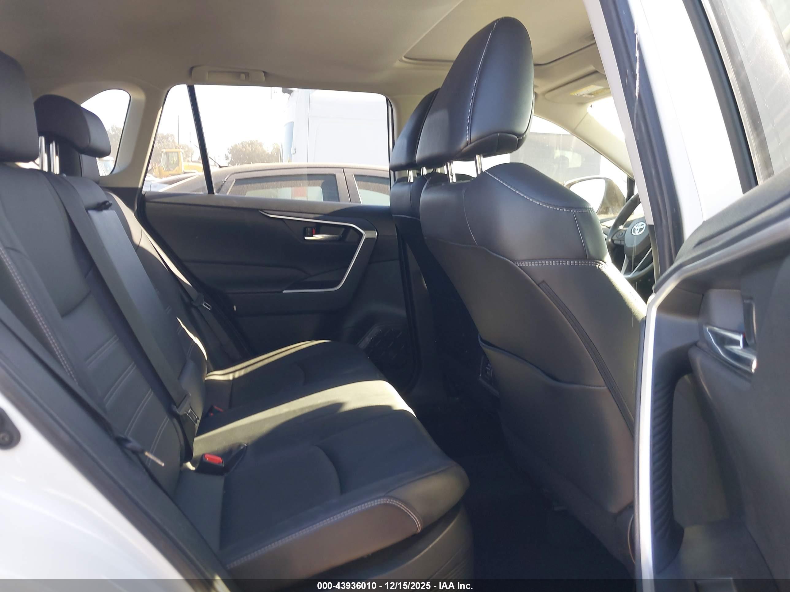 TOYOTA RAV4 image 8