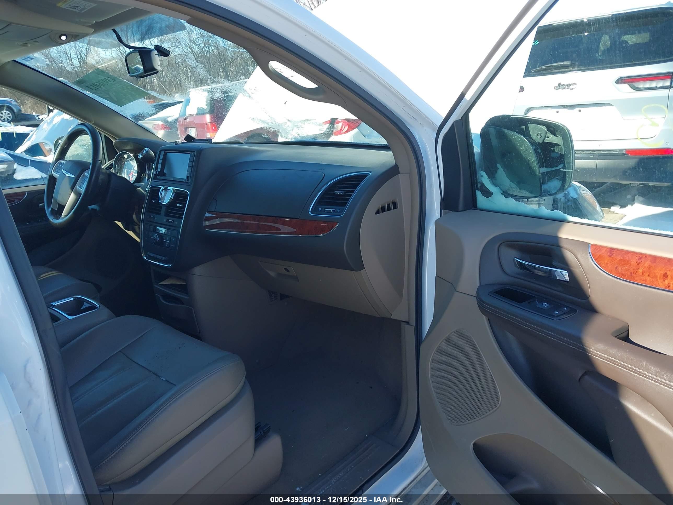 CHRYSLER TOWN image 5
