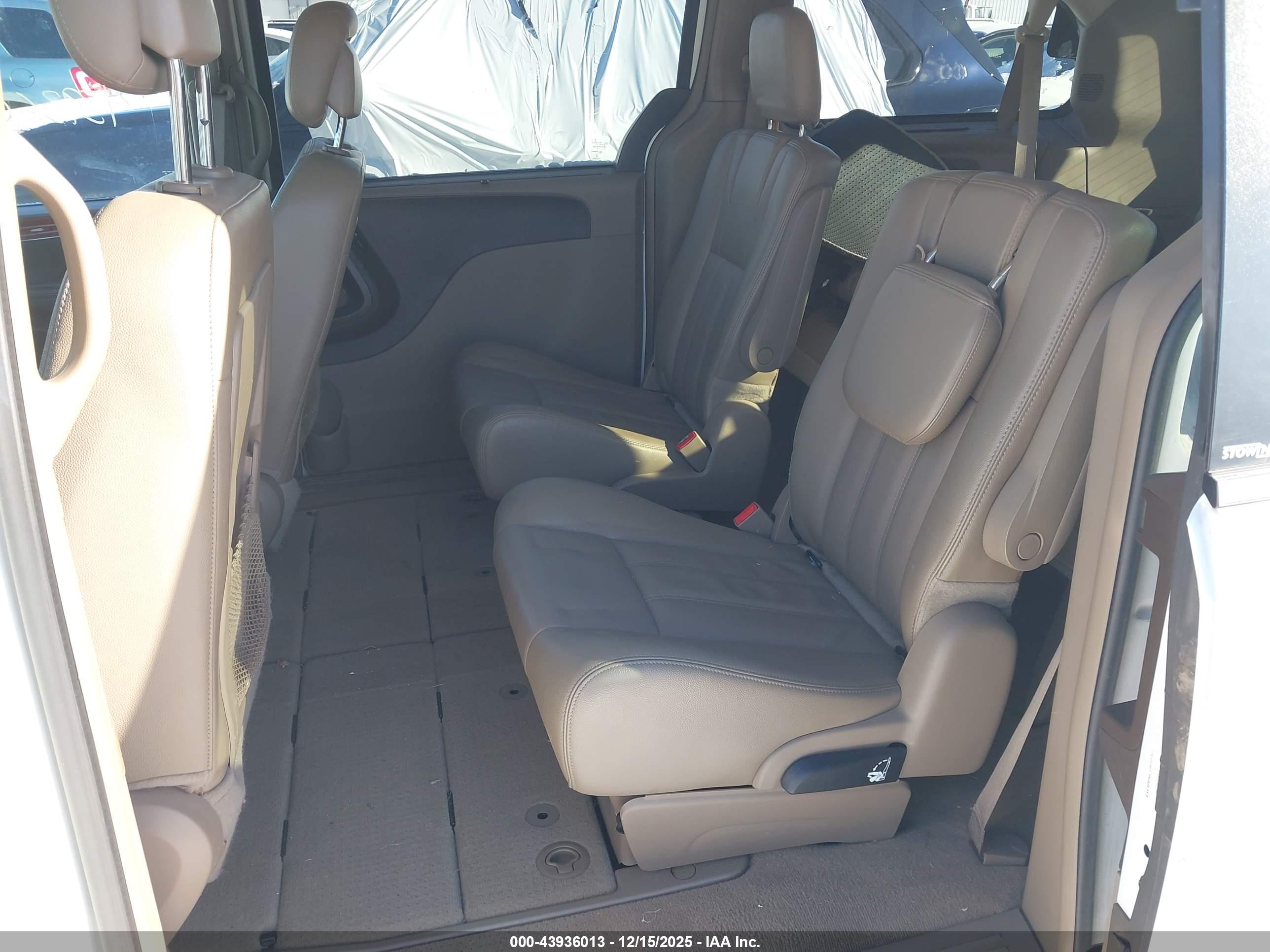 CHRYSLER TOWN image 8