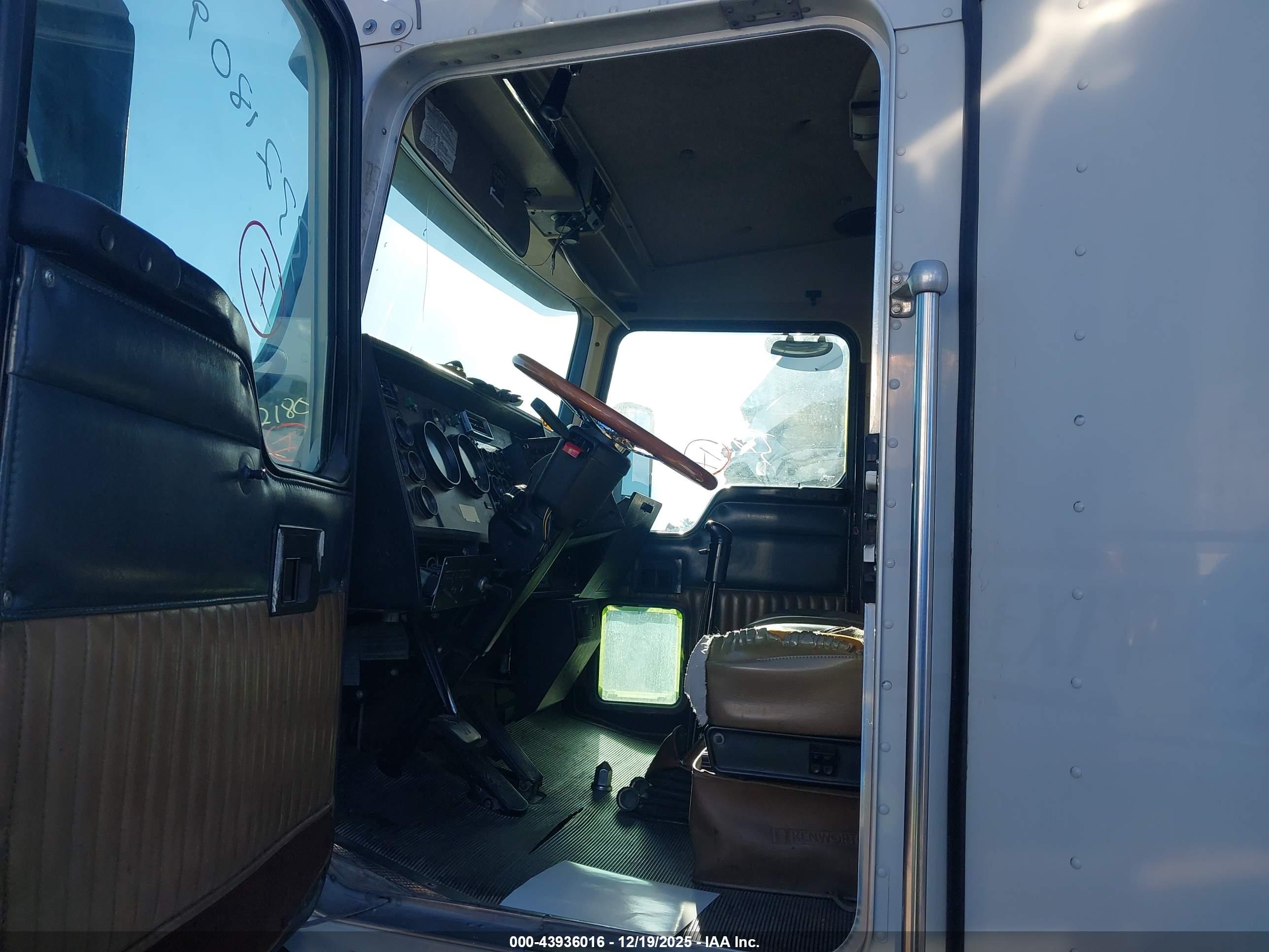 KENWORTH CONSTRUCTION image 8