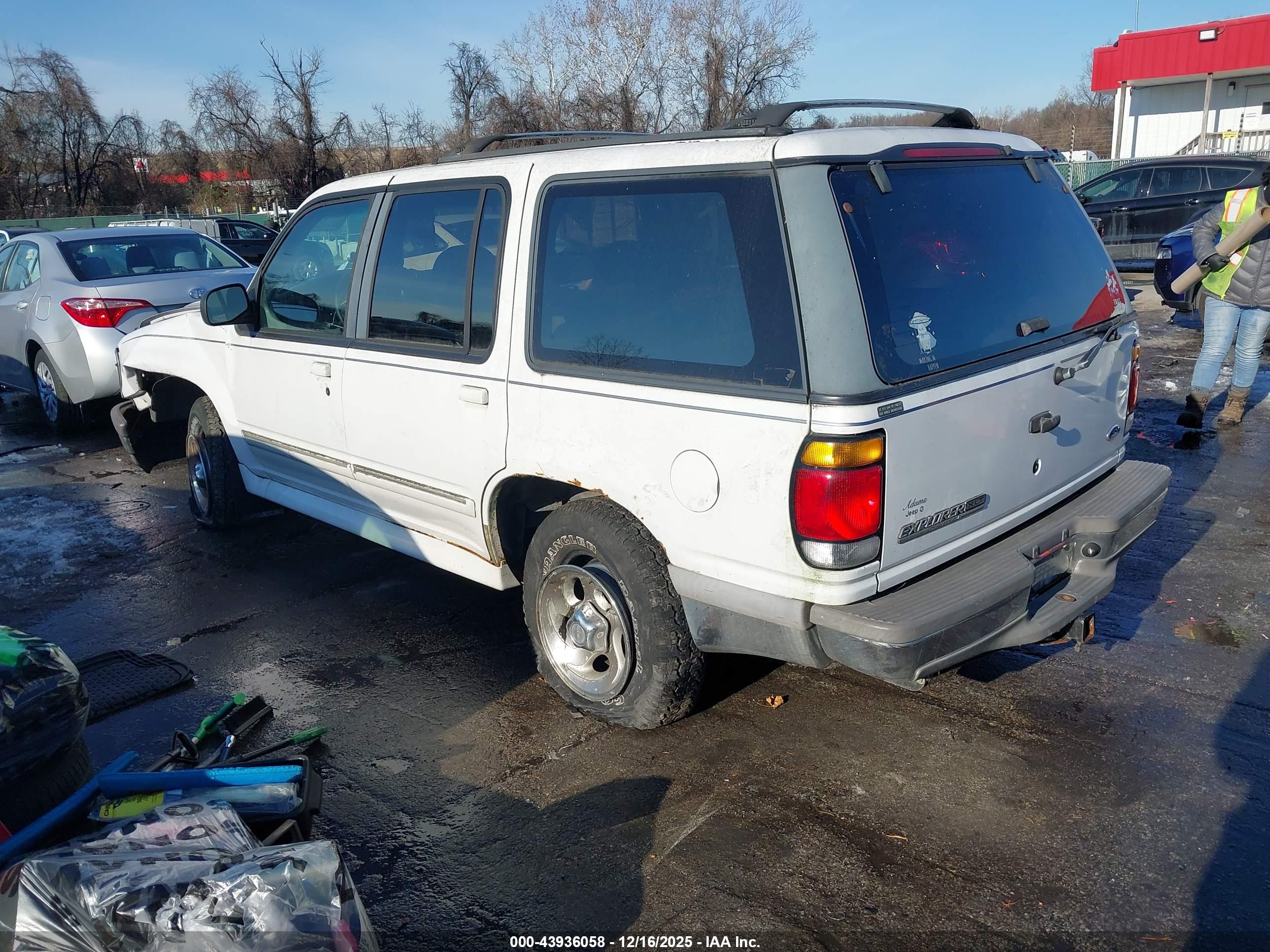 FORD EXPLORER image 3