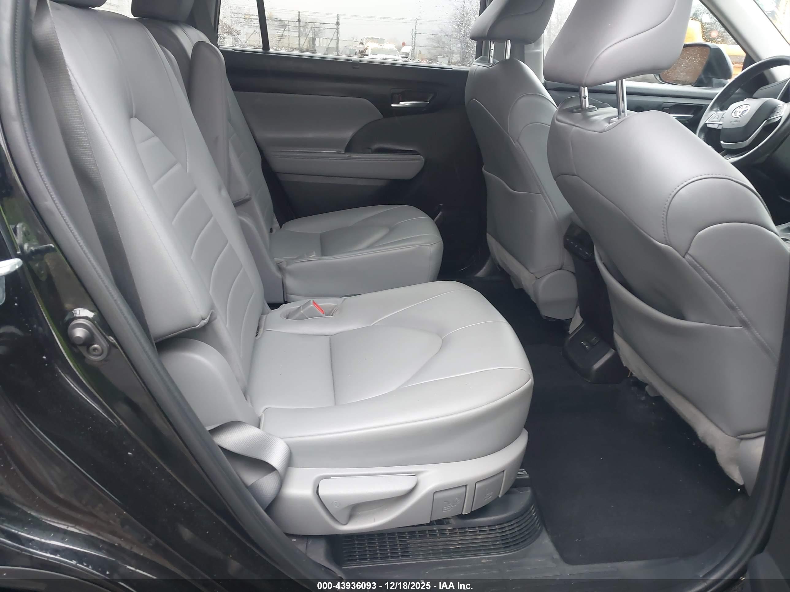 TOYOTA HIGHLANDER image 8
