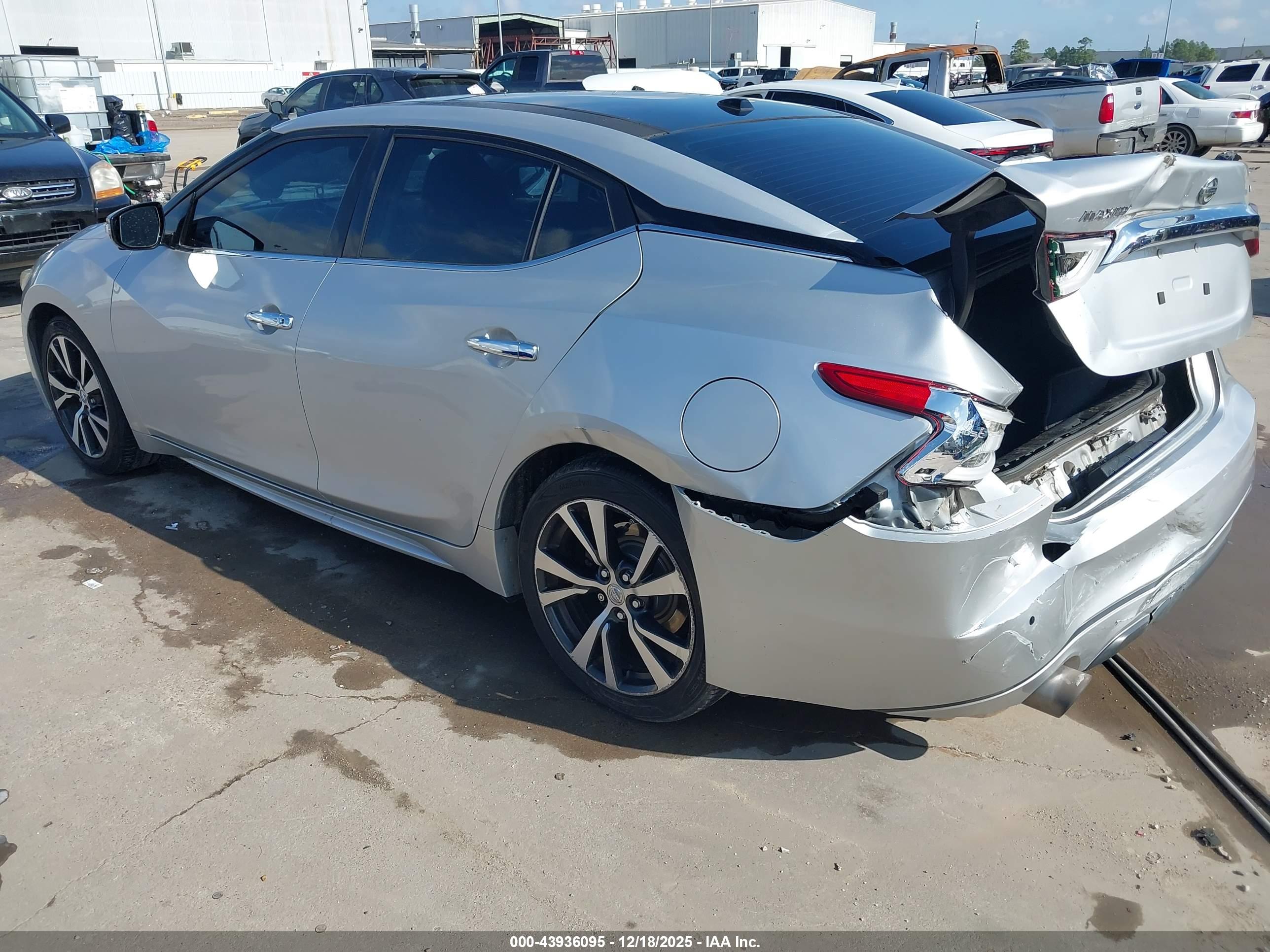 NISSAN MAXIMA image 3