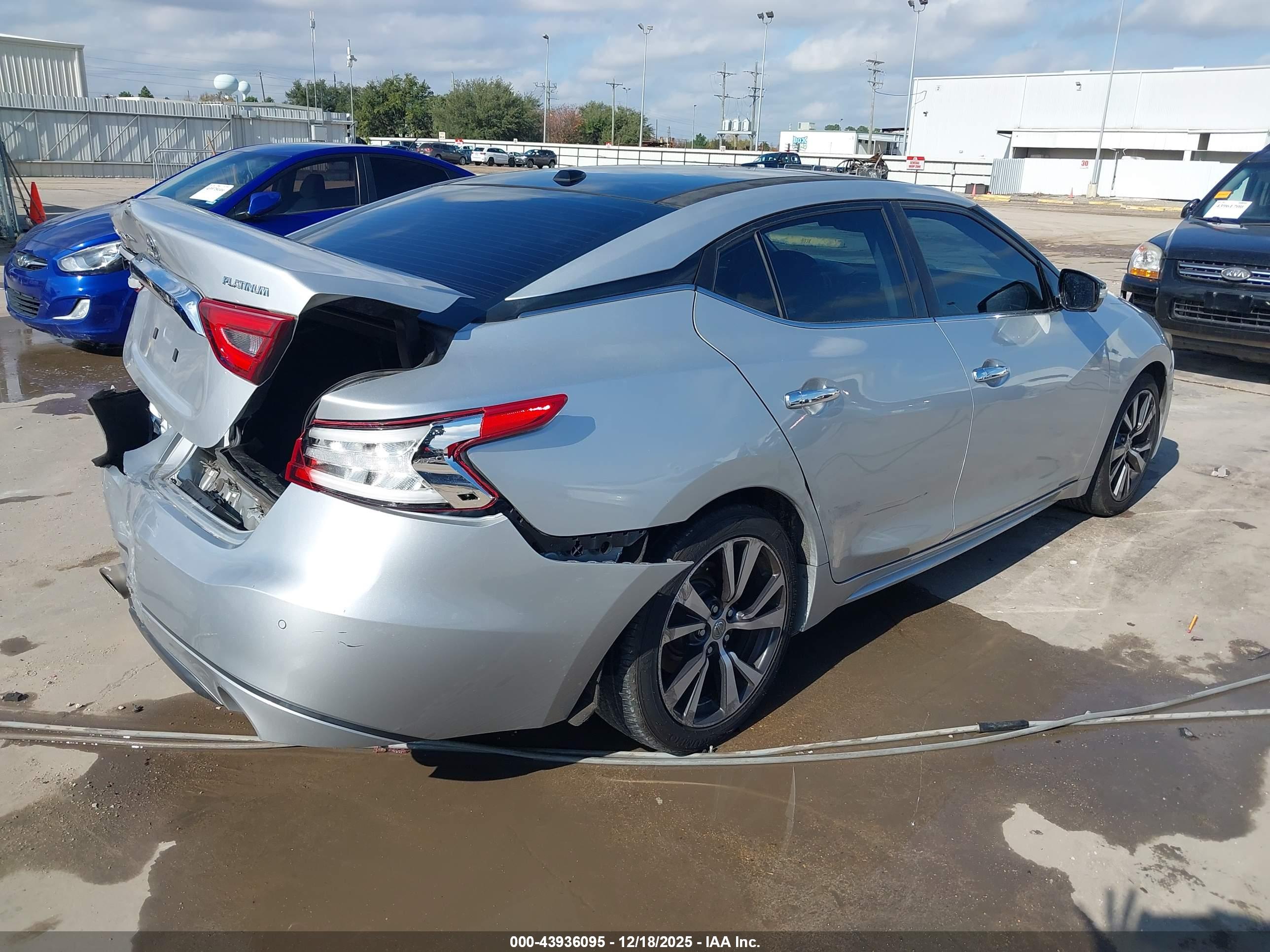 NISSAN MAXIMA image 4