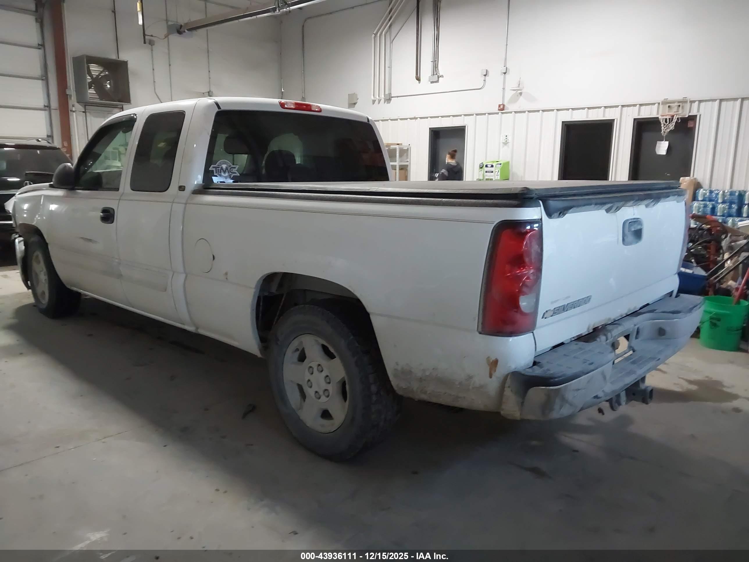 CHEVROLET SILVERADO image 3