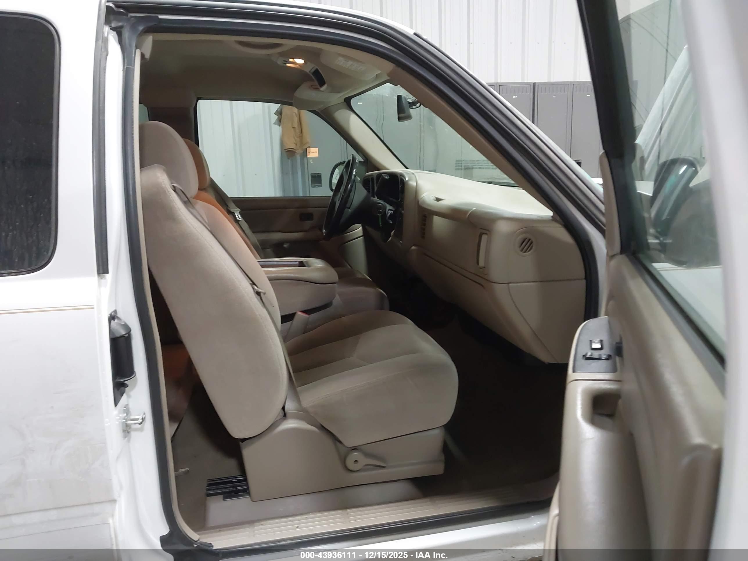CHEVROLET SILVERADO image 5