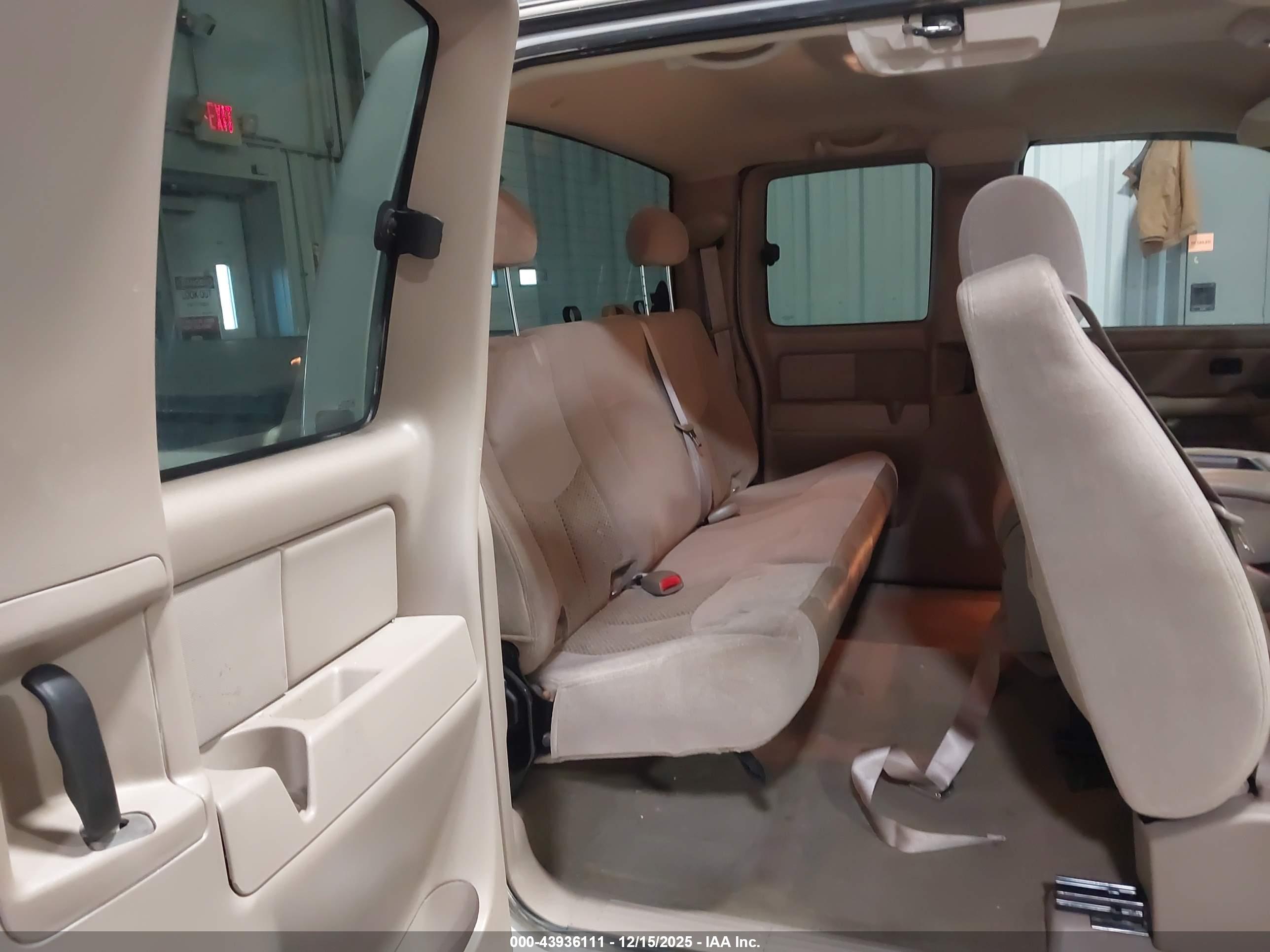 CHEVROLET SILVERADO image 8