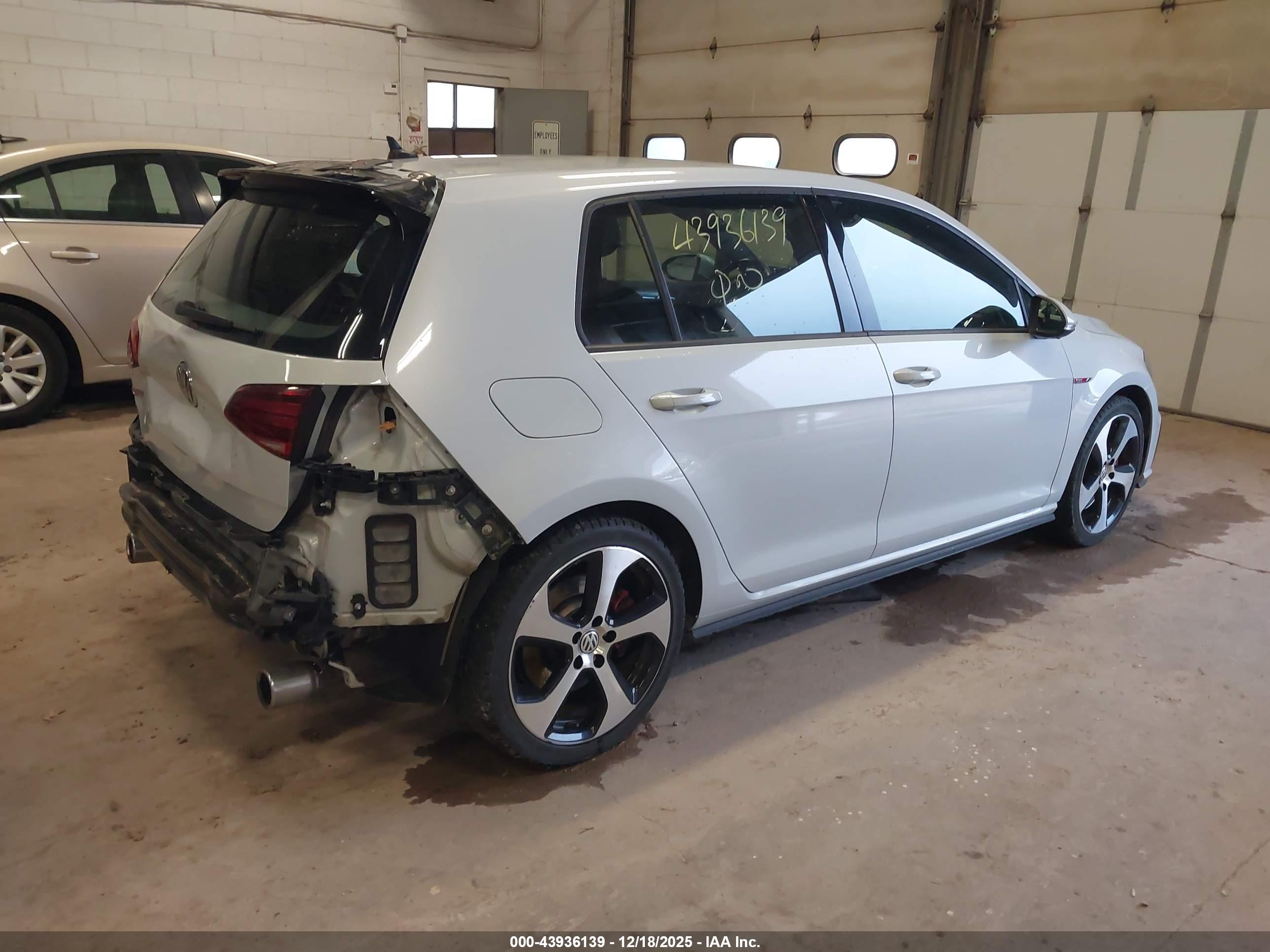 VOLKSWAGEN GOLF image 4