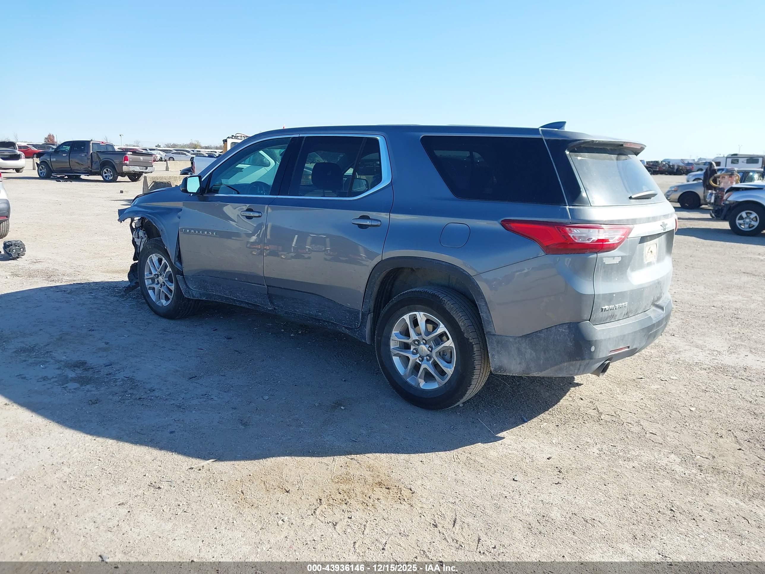 CHEVROLET TRAVERSE image 3