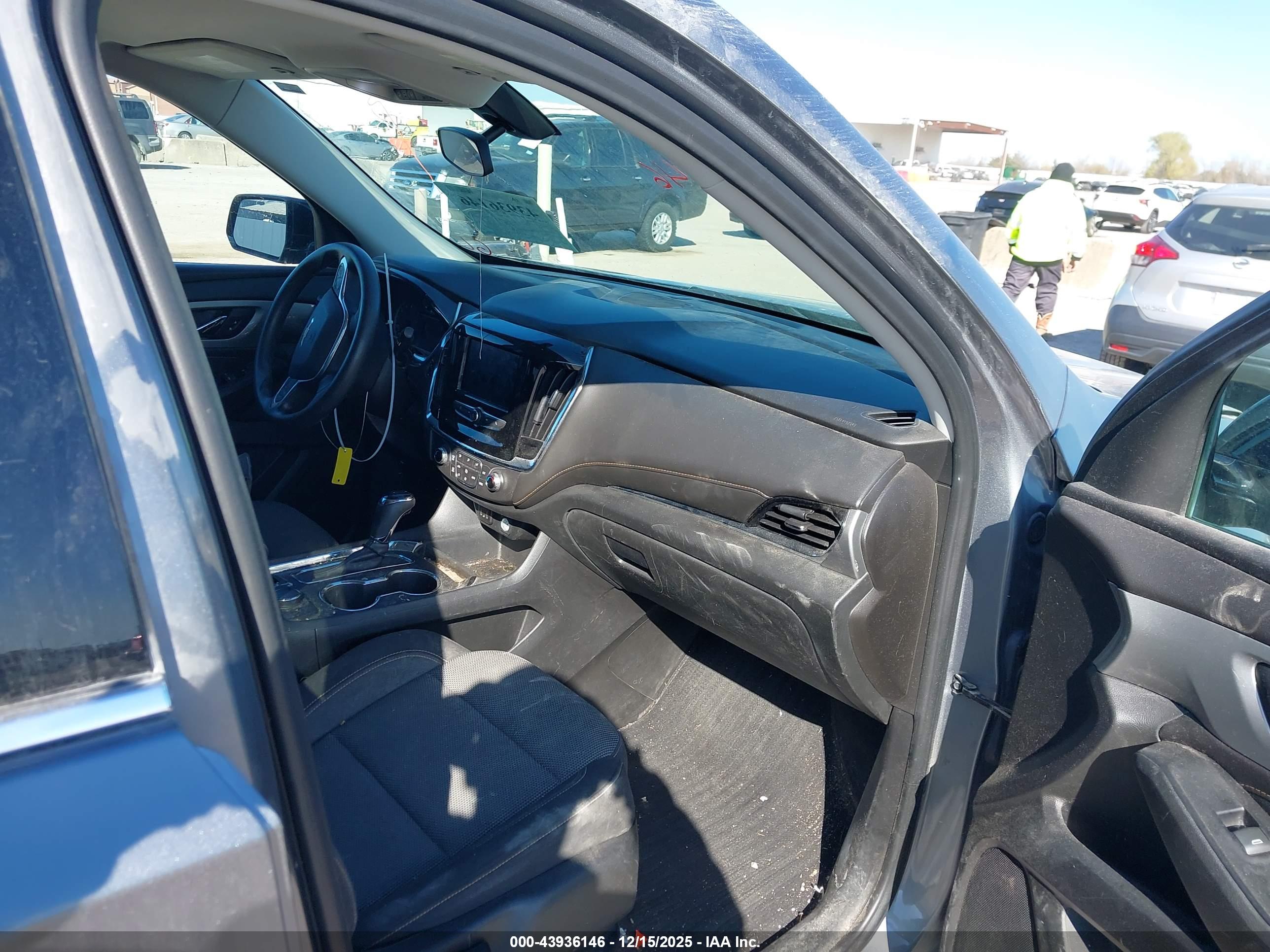 CHEVROLET TRAVERSE image 5