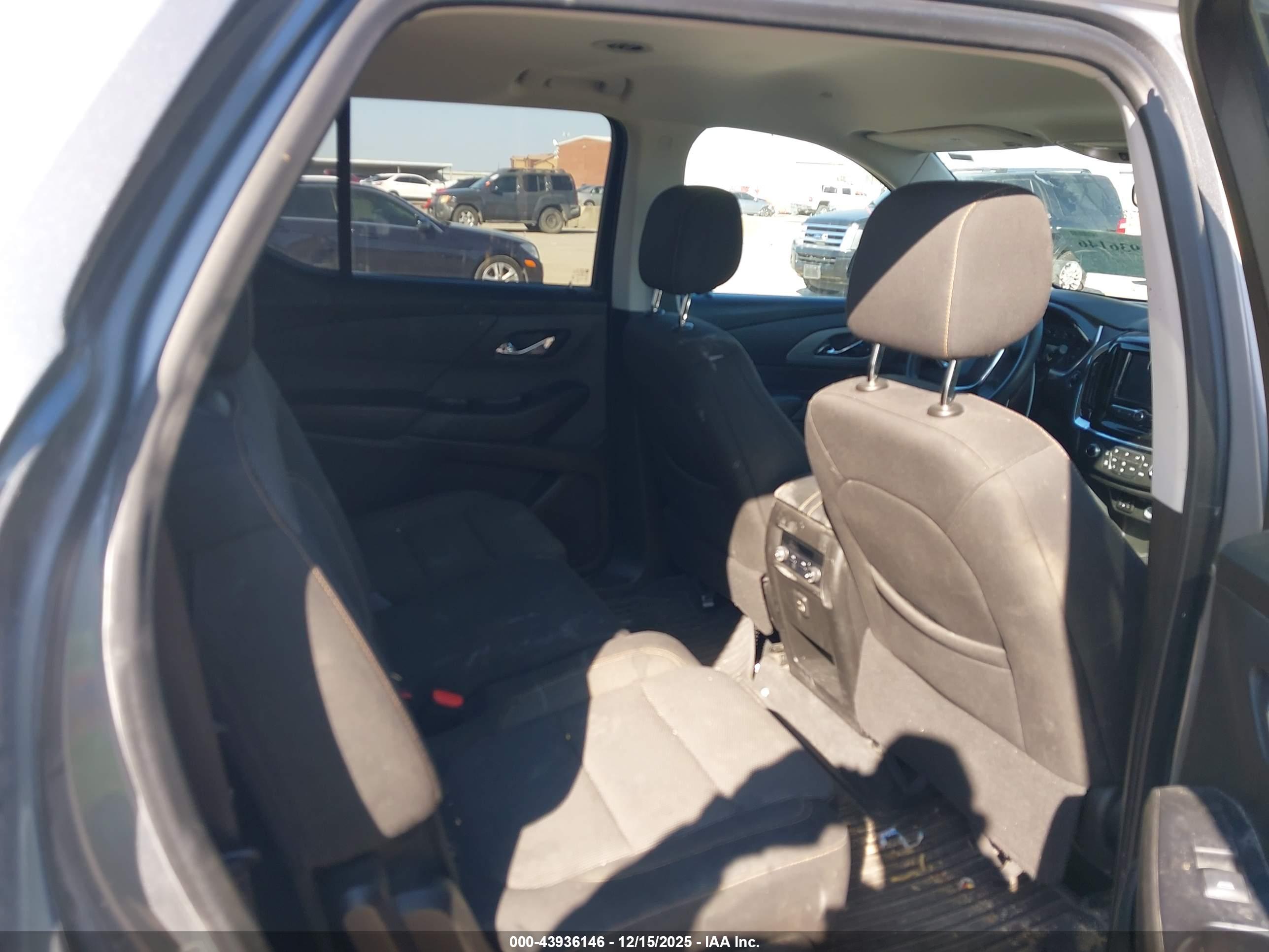 CHEVROLET TRAVERSE image 8