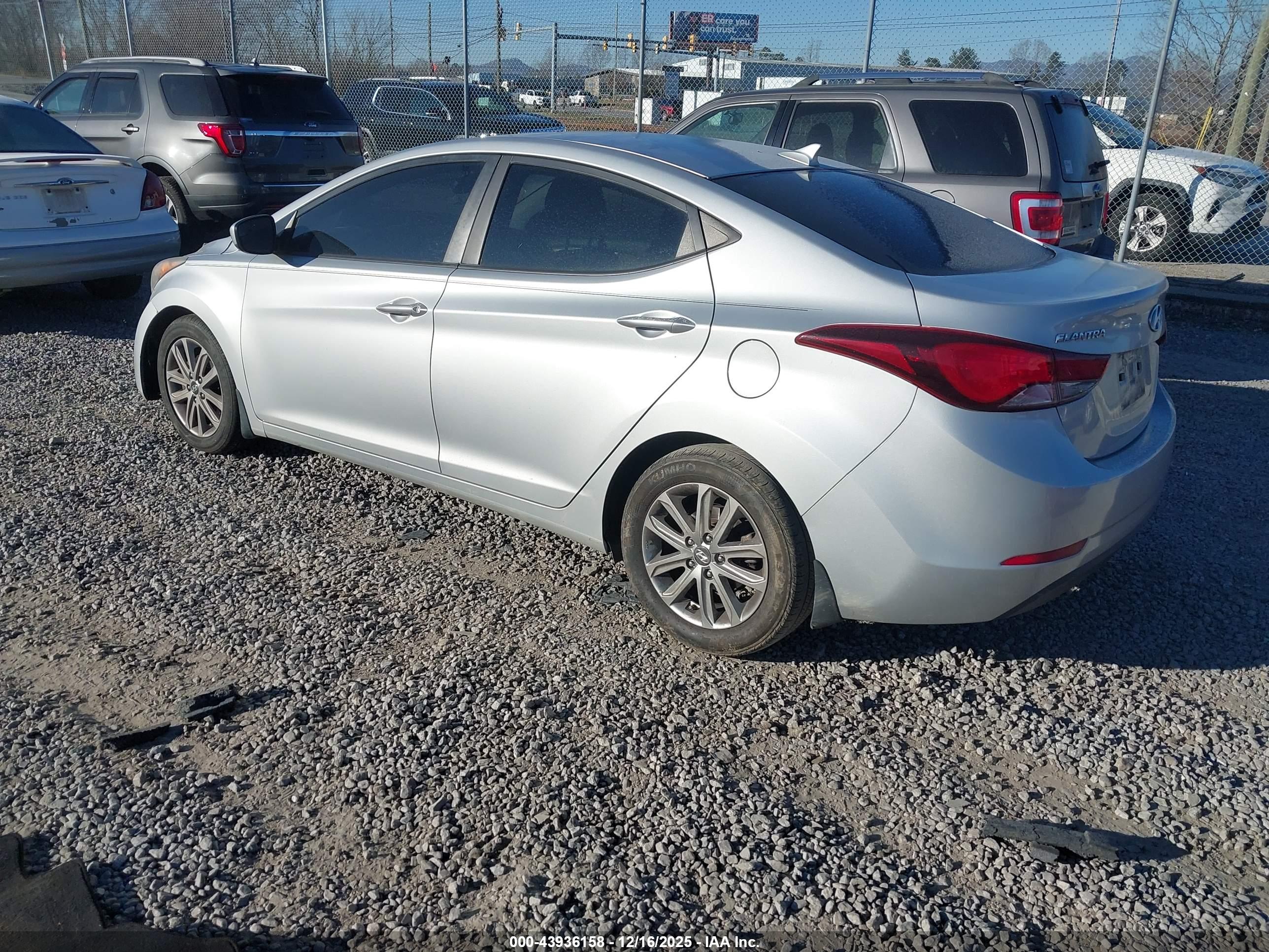 HYUNDAI ELANTRA image 3