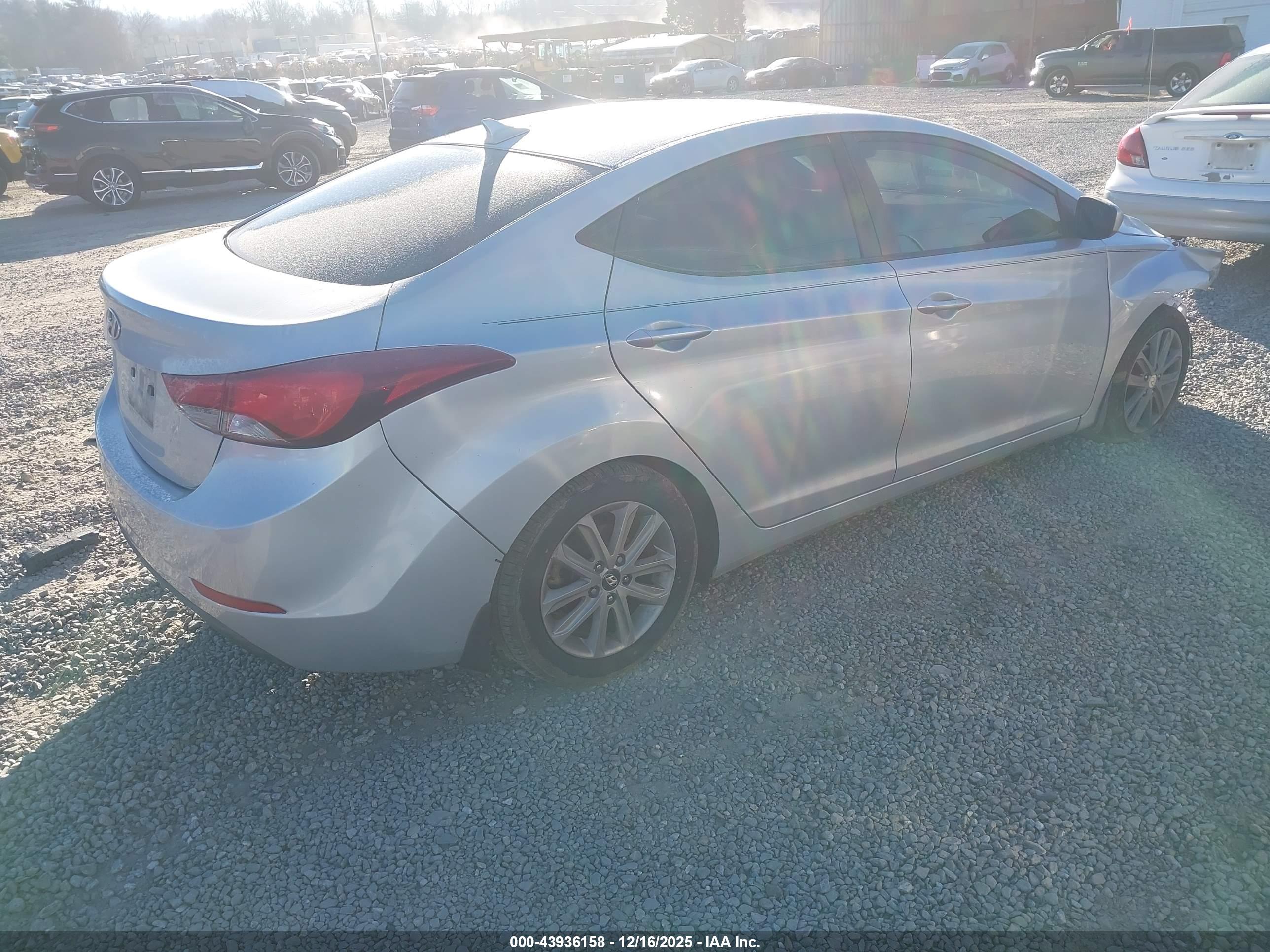 HYUNDAI ELANTRA image 4