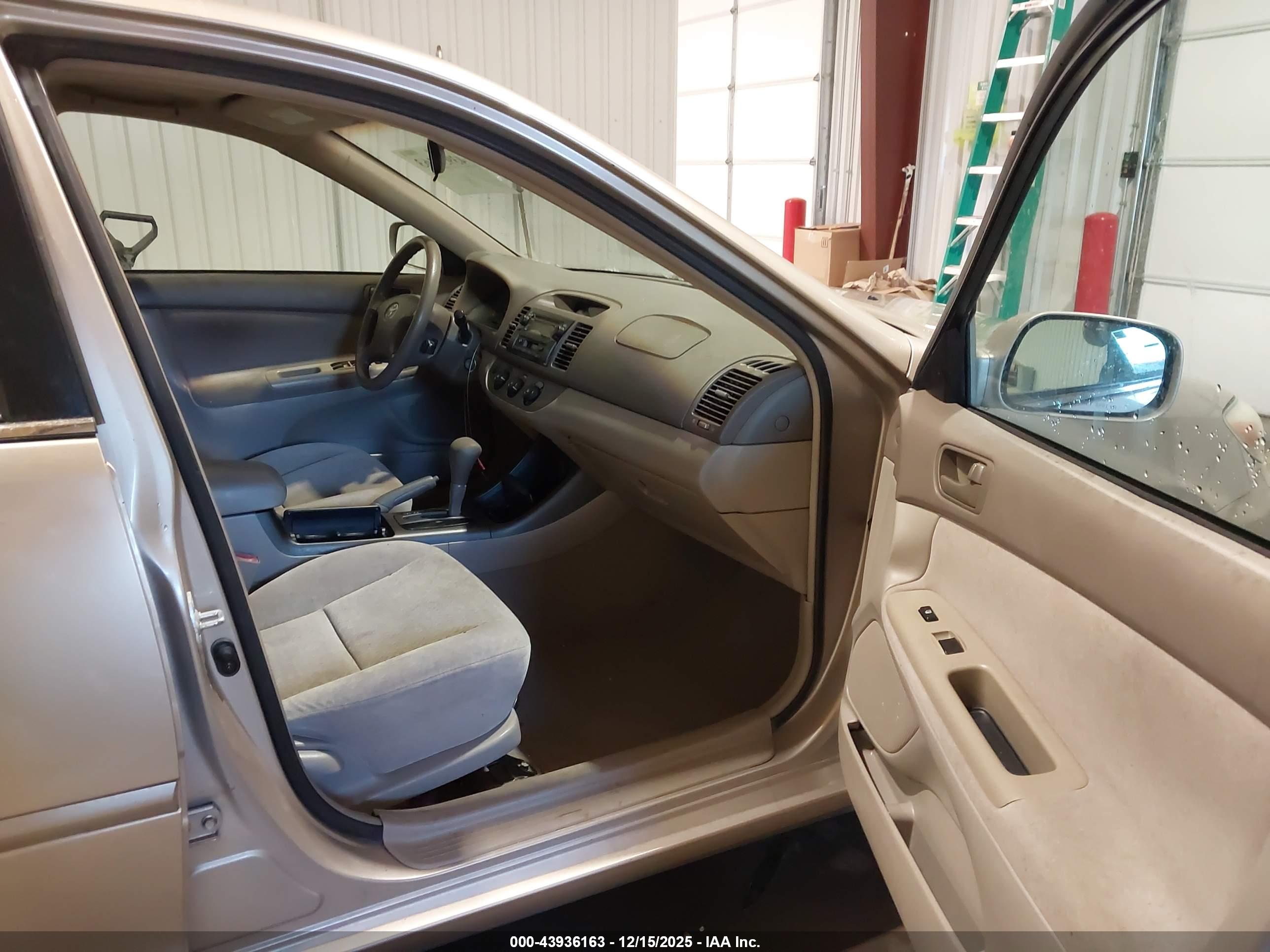 TOYOTA CAMRY image 5