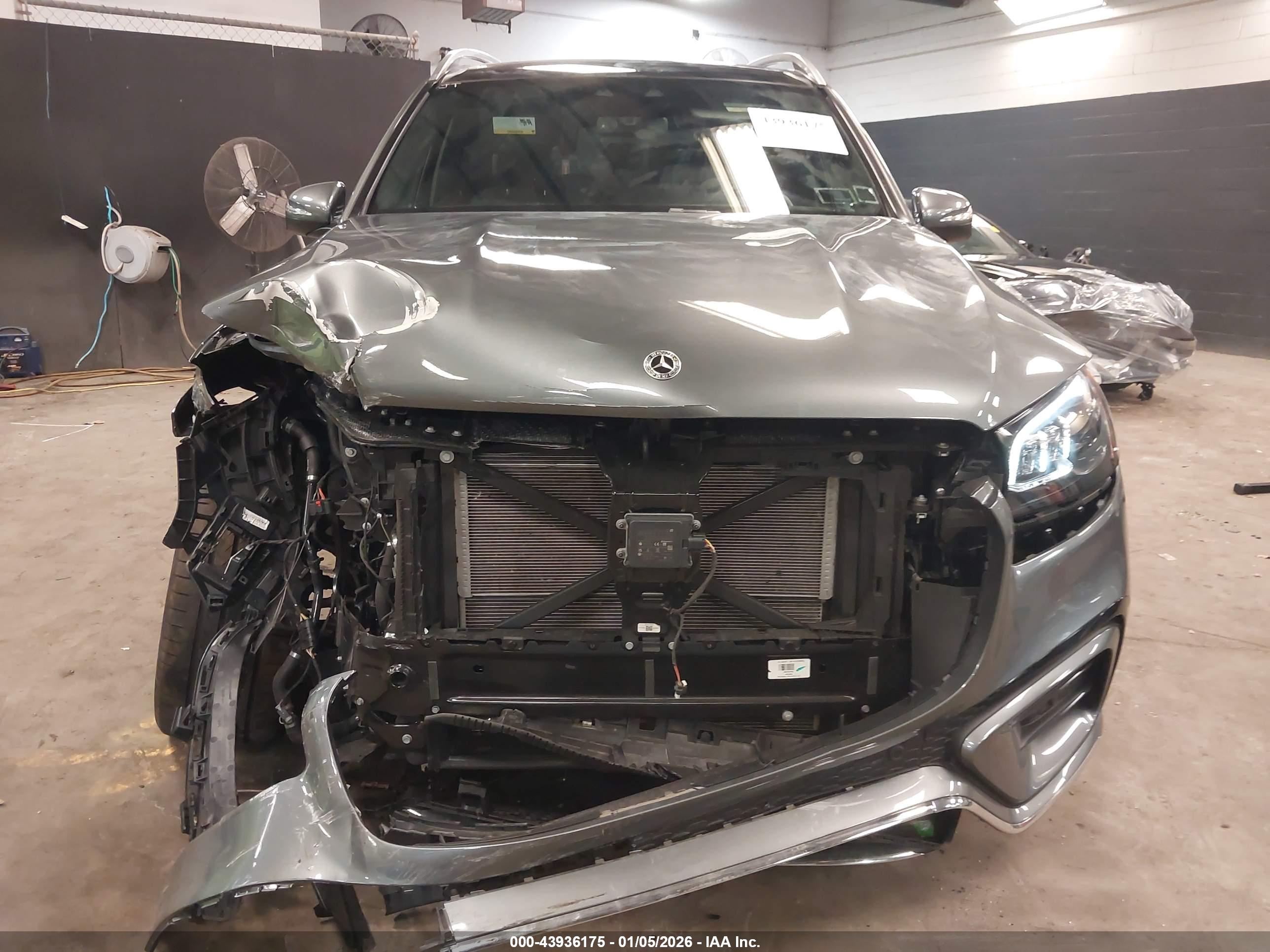 MERCEDES-BENZ GLS image 6
