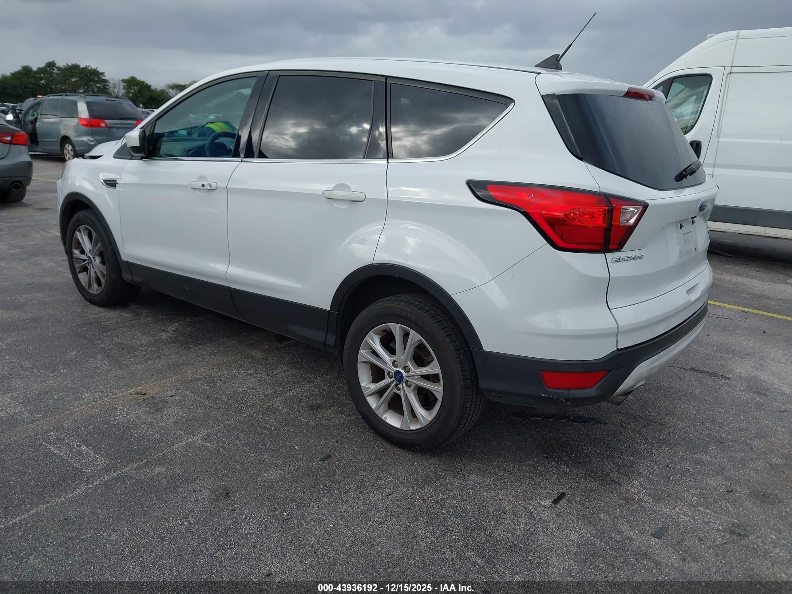 FORD ESCAPE image 3