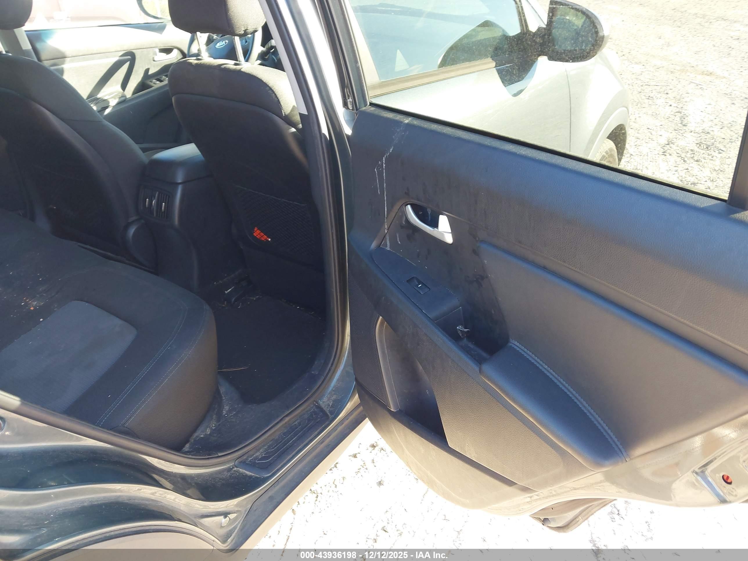 KIA SPORTAGE image 8
