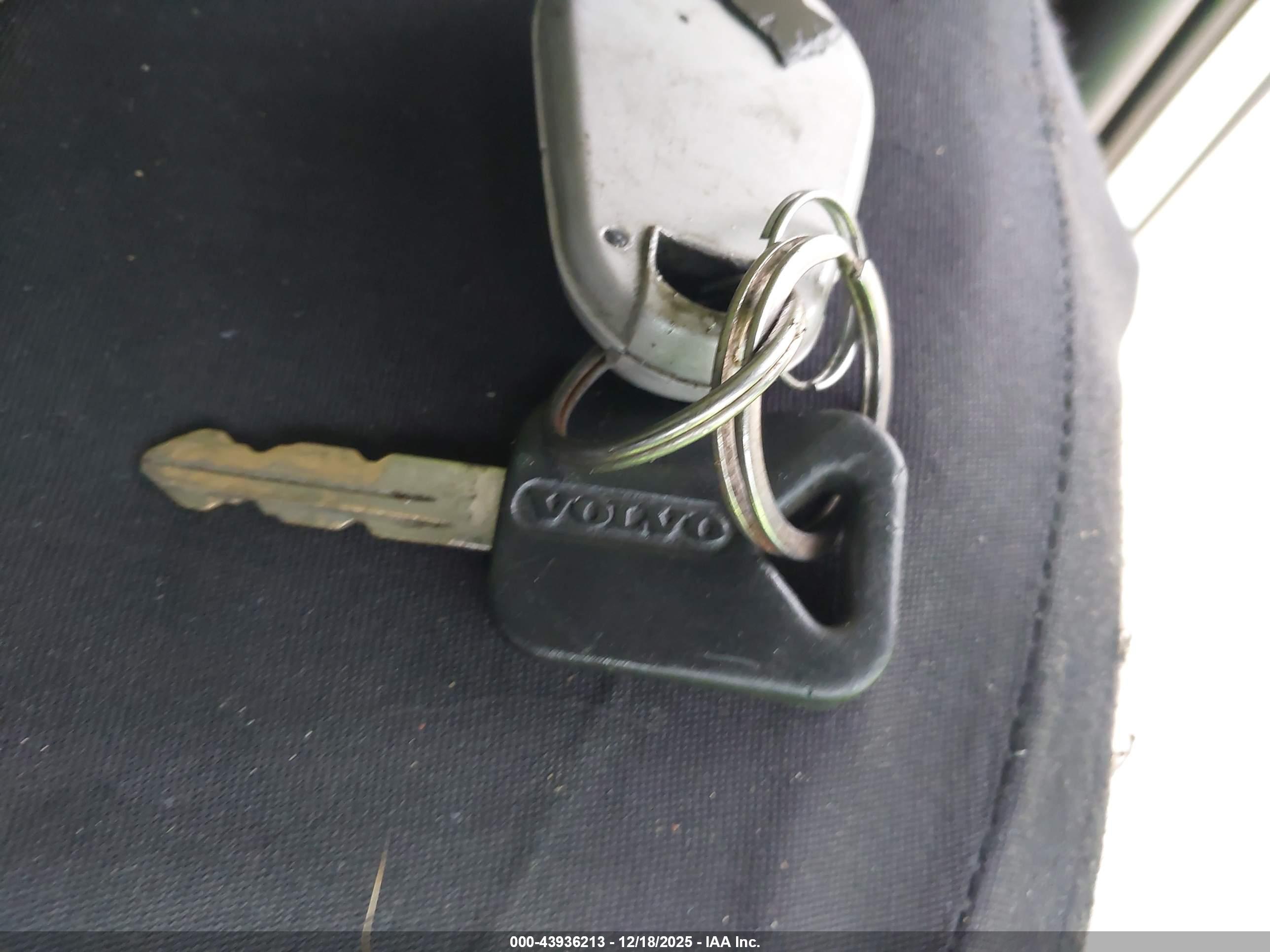 VOLVO VN image 11