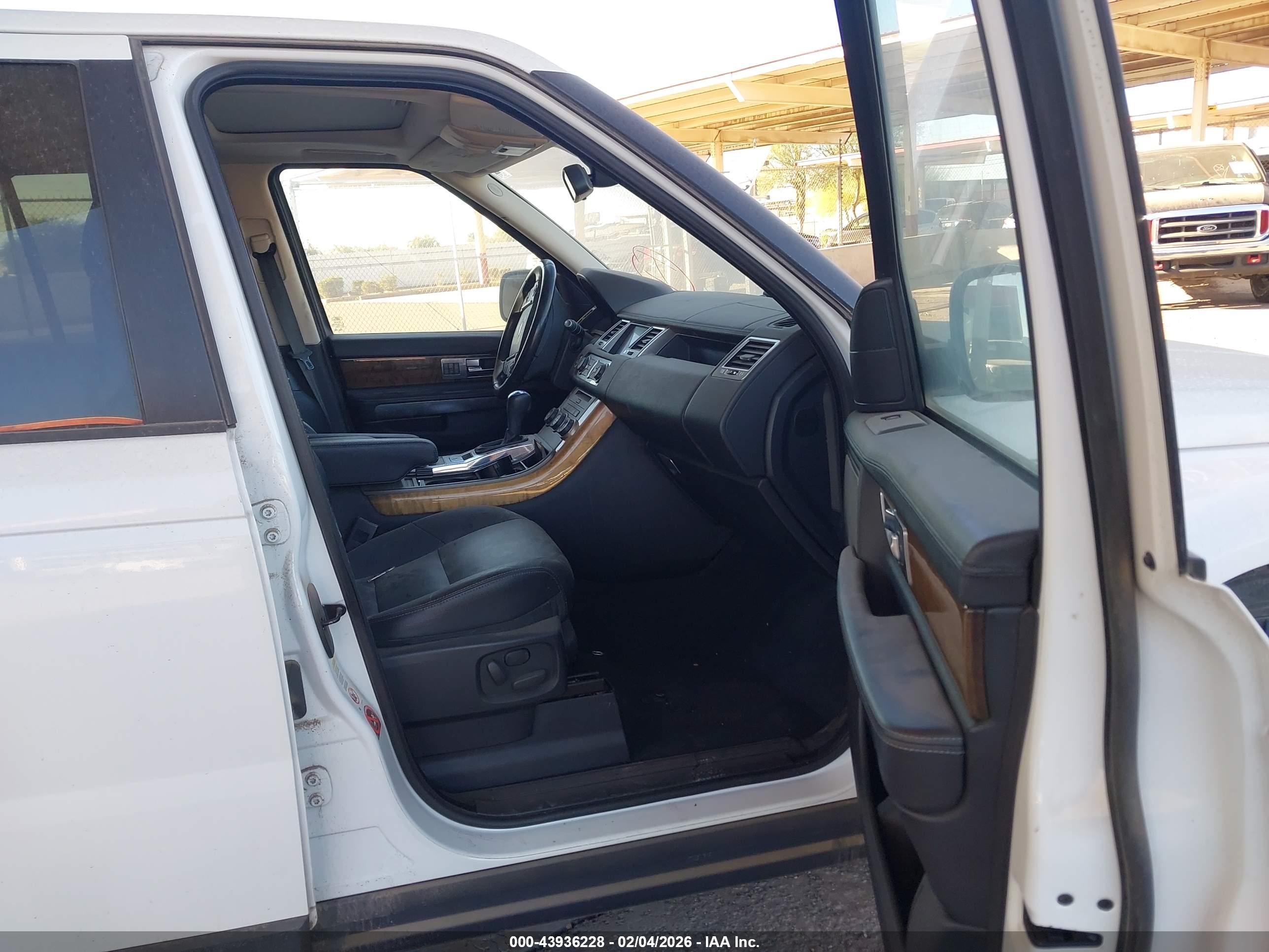 LAND ROVER image 5