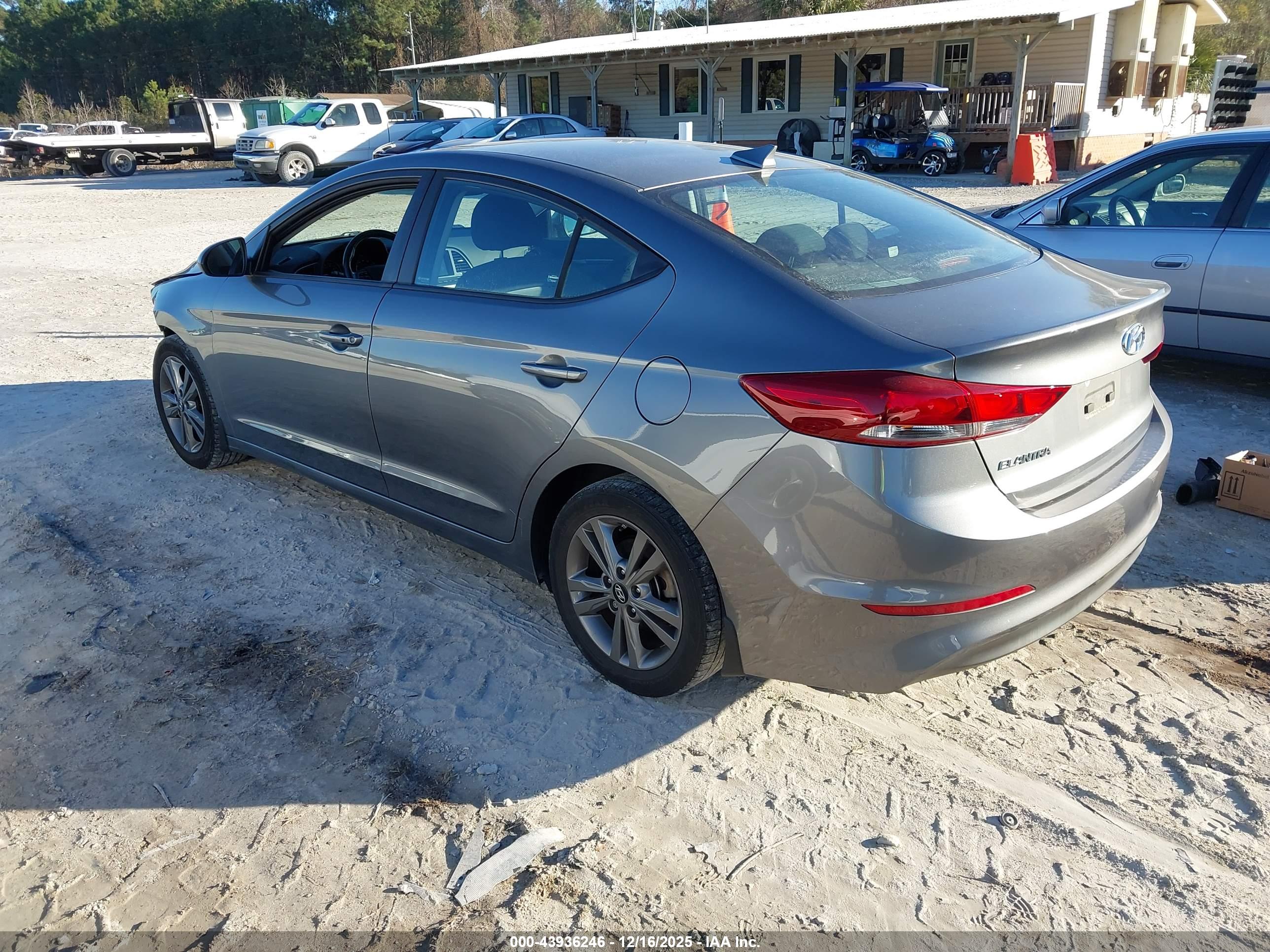 HYUNDAI ELANTRA image 3