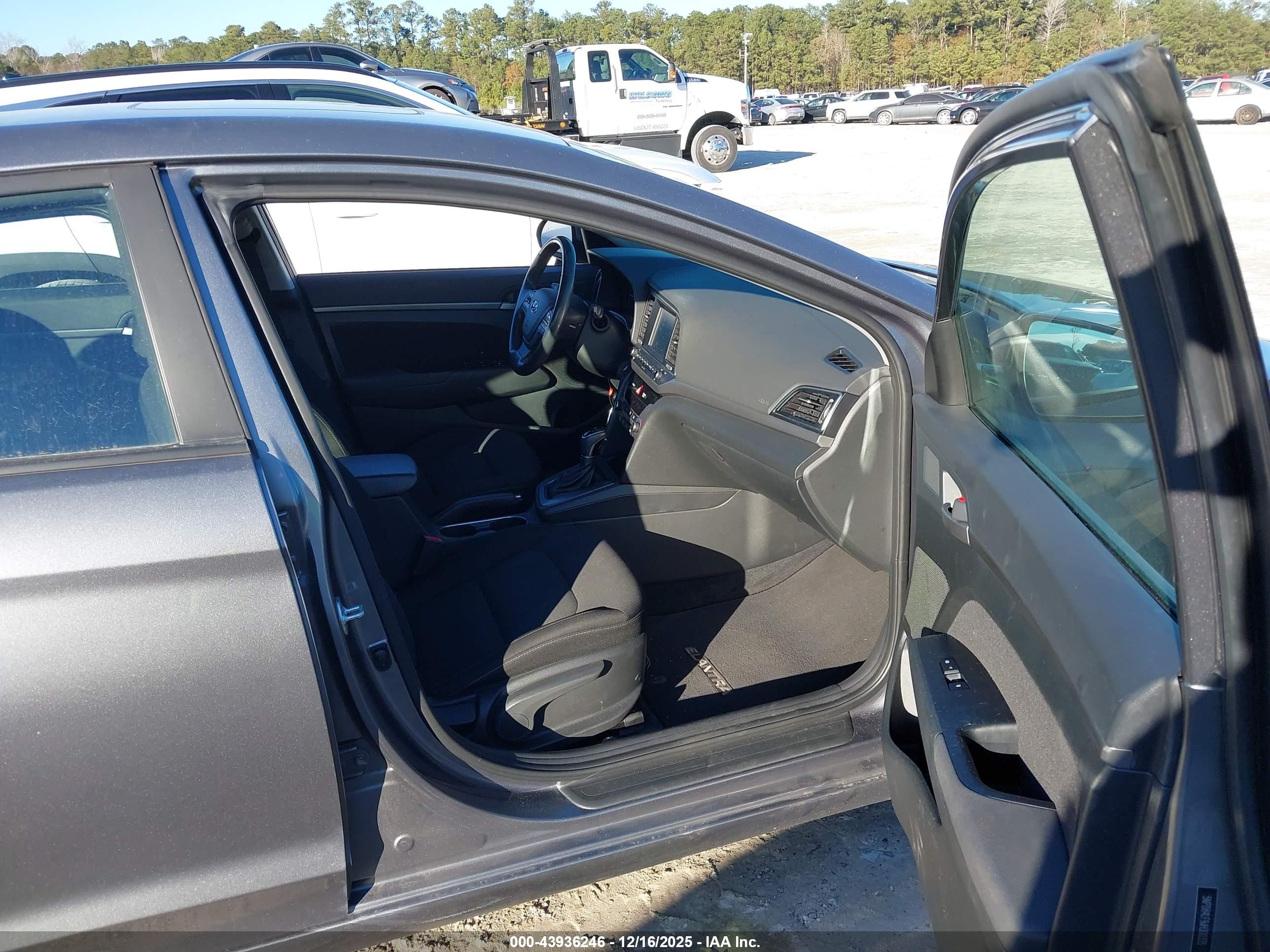 HYUNDAI ELANTRA image 5