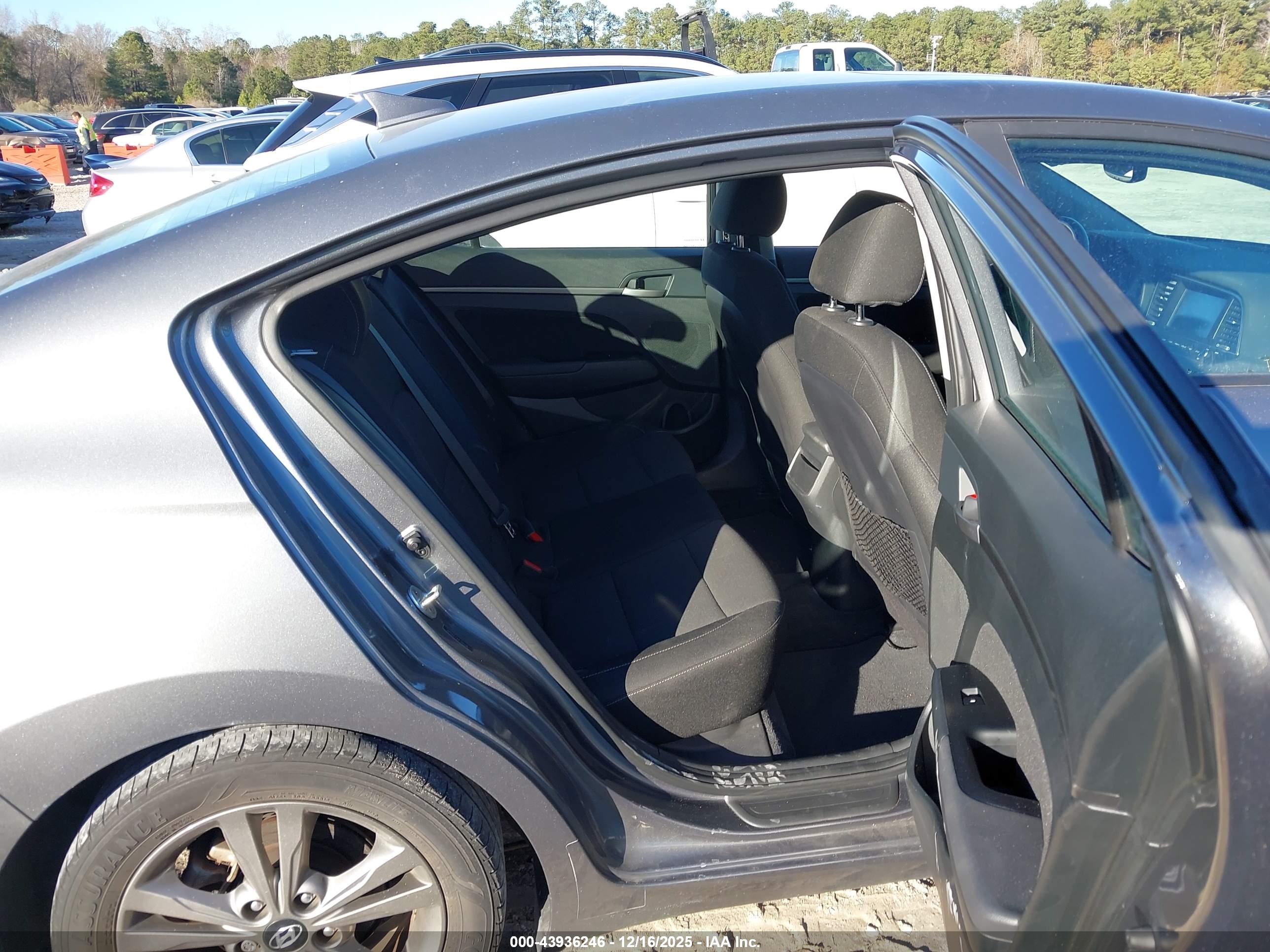 HYUNDAI ELANTRA image 8