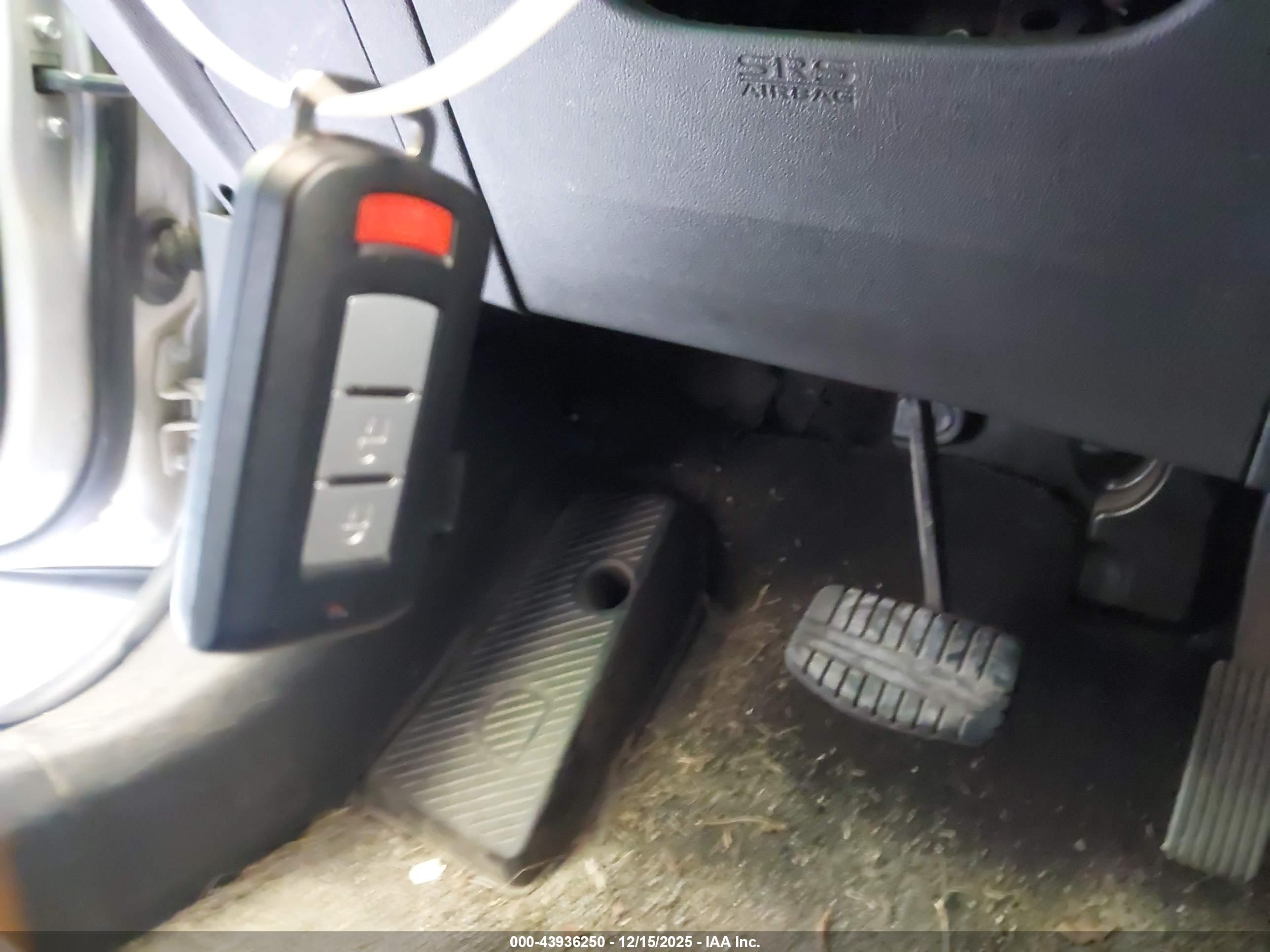 MITSUBISHI OUTLANDER image 11