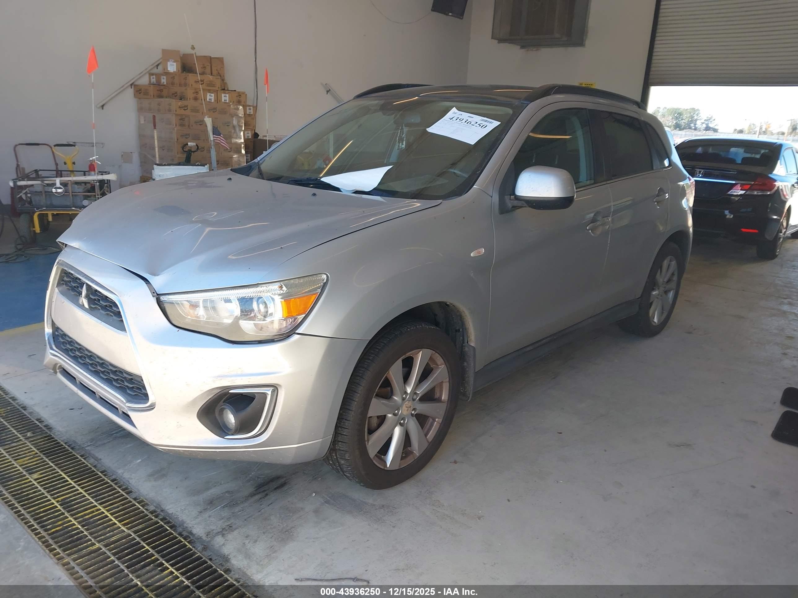 MITSUBISHI OUTLANDER image 2