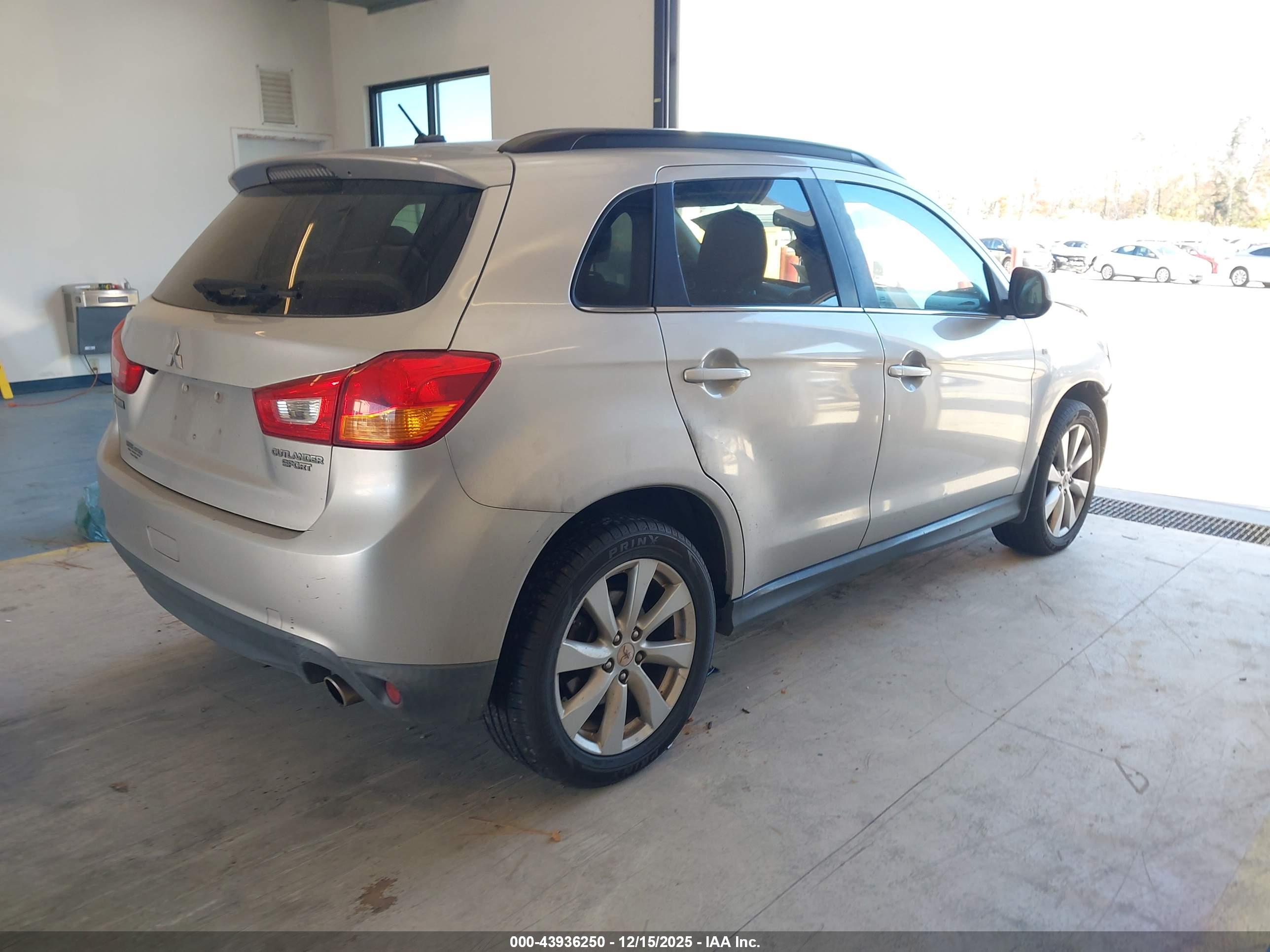 MITSUBISHI OUTLANDER image 4