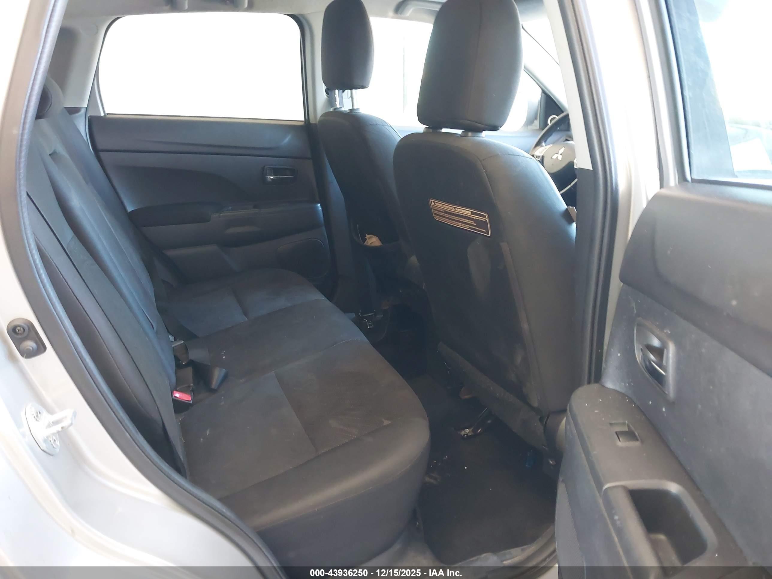 MITSUBISHI OUTLANDER image 8