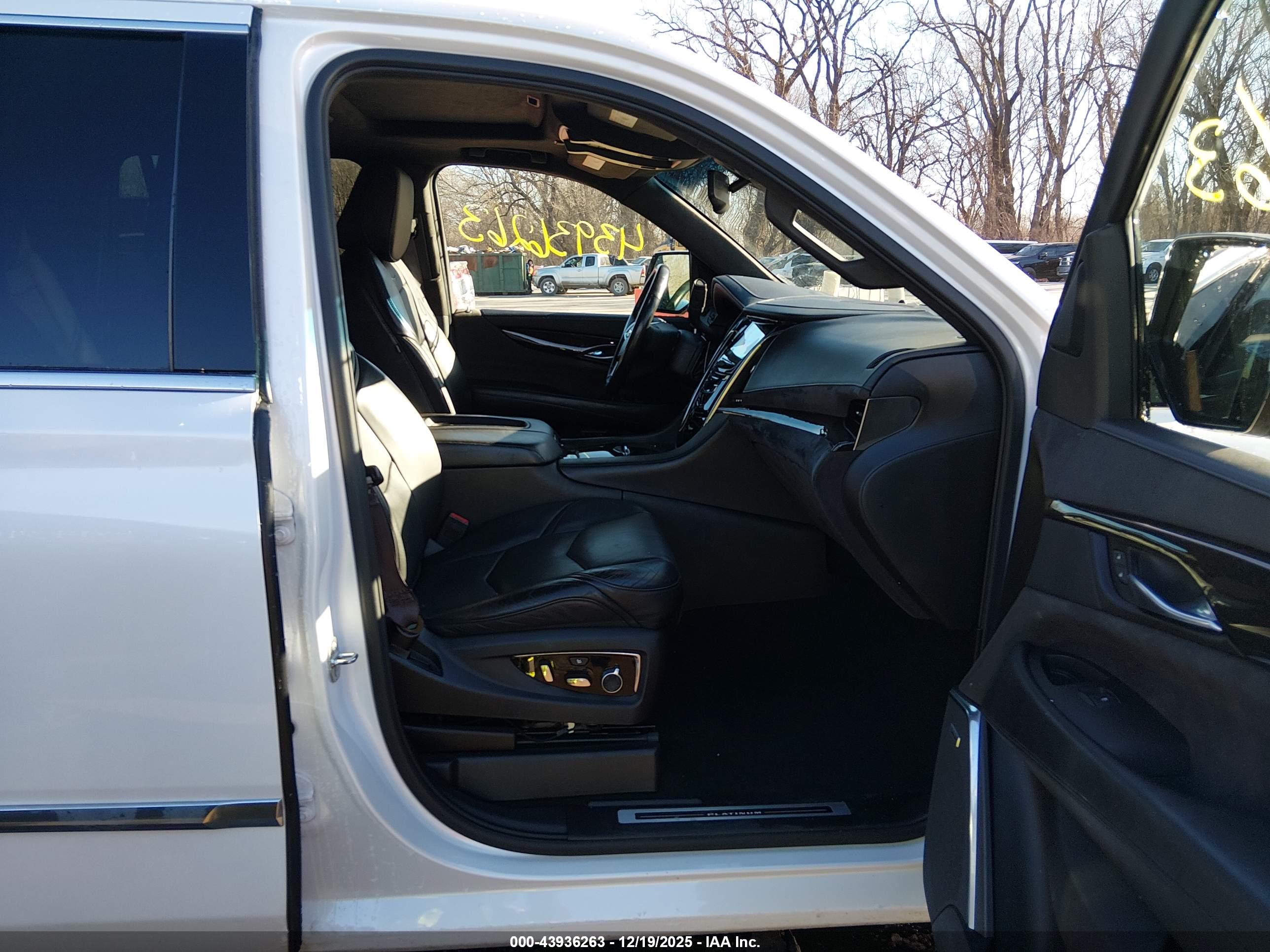 CADILLAC ESCALADE image 5