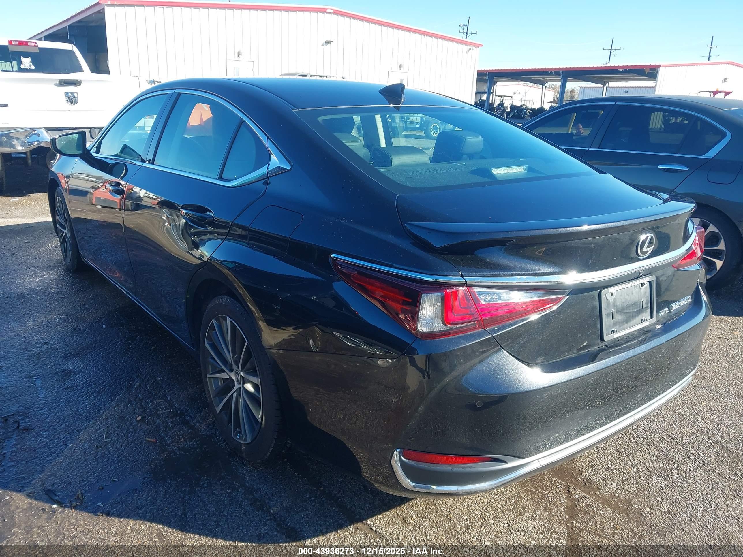 LEXUS ES image 3