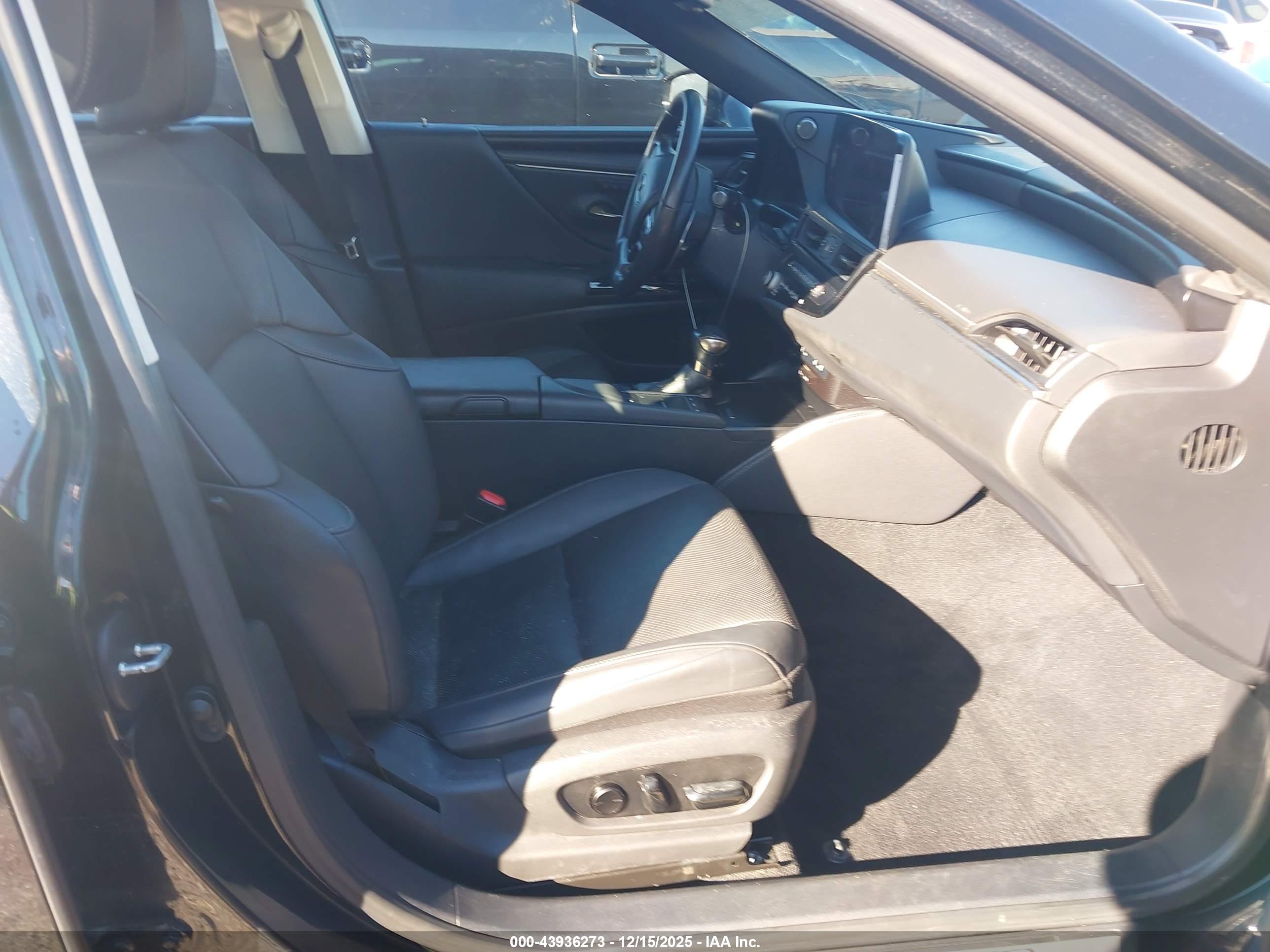 LEXUS ES image 5